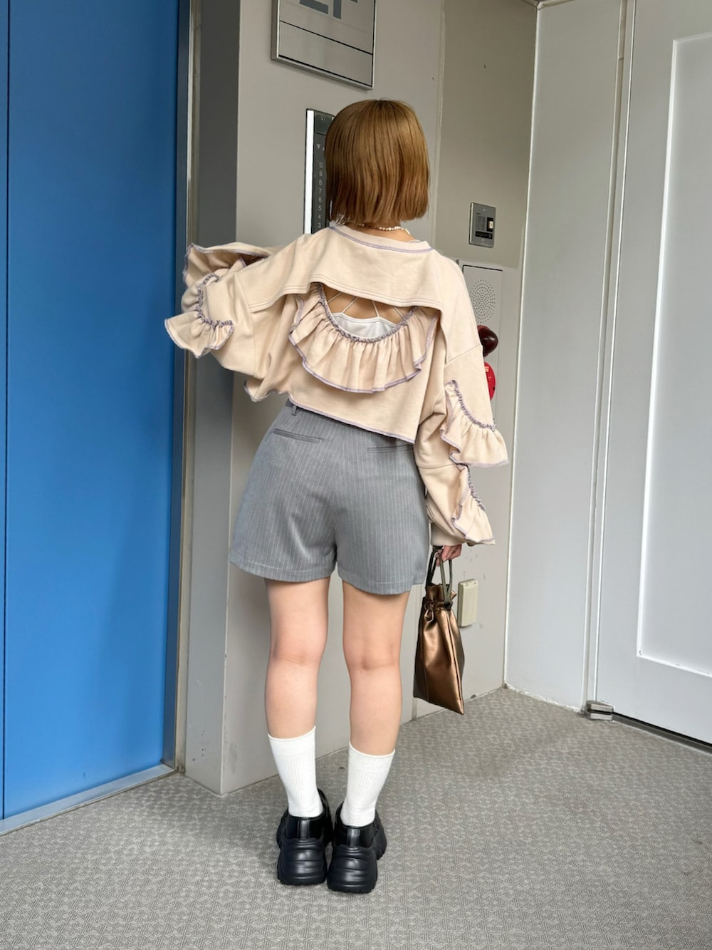 「ストライプ、スウェット、秋コーデ、アウトドアスタイル、おでかけコーデ、大人かわいい、パステルカラー、大人ファッション、低身長、低身長コーデ、初秋コーデ、骨格ウェーブ、モノトーンコーデ、秋服コーデ、オトナカジュアル」｜「HELLO.SANFRANCISCOの【HELLO.SANFRANCISCO/ハローサンフランシスコ】カットアウトフリルトップス（スウェット、グレー系）」を使った、カフェ店長aoiさん（骨格ウェーブ・レディース・147cm）の秋コーディネートの3枚目の写真
