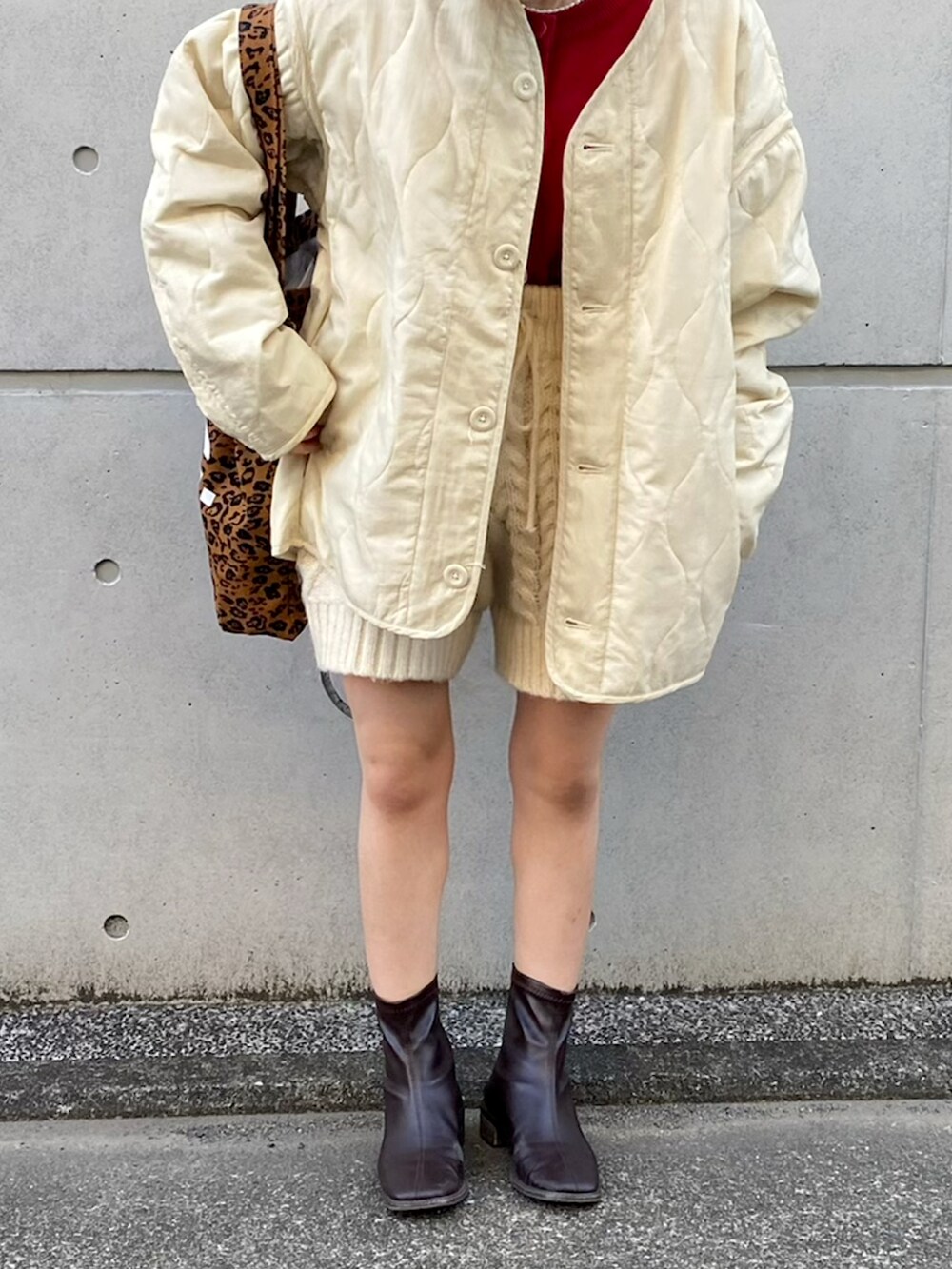 「ホワイトコーデ、クリスマスに着たい服、セットアップ、マイベストコーデ2021、紅白コーデ、プチプラ、あったかコーデ、冬コーデ、ボリューム袖、ニットパンツ、キルティングジャケット、いいね、save、フォローお願いします🤑、オトナカジュアル、ホワイト、低身長コーデ」｜「GUのアイテム（ブルゾン、ベージュ系）」を使った、カフェ店長aoiさん（レディース・147cm）の冬コーディネートの2枚目の写真