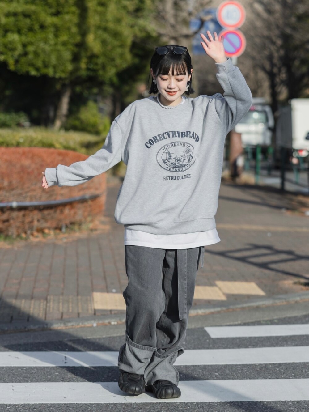 「似合うラボに行こう、今日のコスメと服、デニム、スウェット、休日スタイル、スニーカー、モノトーン、メガネ女子、ストリート、春服みてみて、ロゴスウェット、サングラス、低身長コーデ、デニムパンツ、レイヤードスタイル」｜「Instagramやってます！のアイテム（その他、ホワイト系）」を使った、カフェ店長aoiさん（骨格ウェーブ・レディース・147cm）の冬コーディネートの3枚目の写真