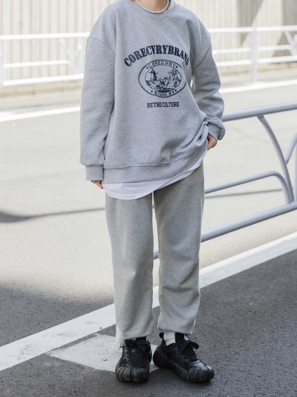 「スウェットパンツ、低身長コーデ、ラフコーデ、スポーツミックス、春コーデ、ロゴスウェット、プチプラ、ストリート、春服、春服みてみて、セットアップ、スニーカー、レイヤードスタイル、お出かけコーデ、シンプルコーデ」｜「Instagramやってます！のアイテム（その他、ホワイト系）」を使った、カフェ店長aoiさん（骨格ウェーブ・レディース・147cm）の春コーディネートの5枚目の写真