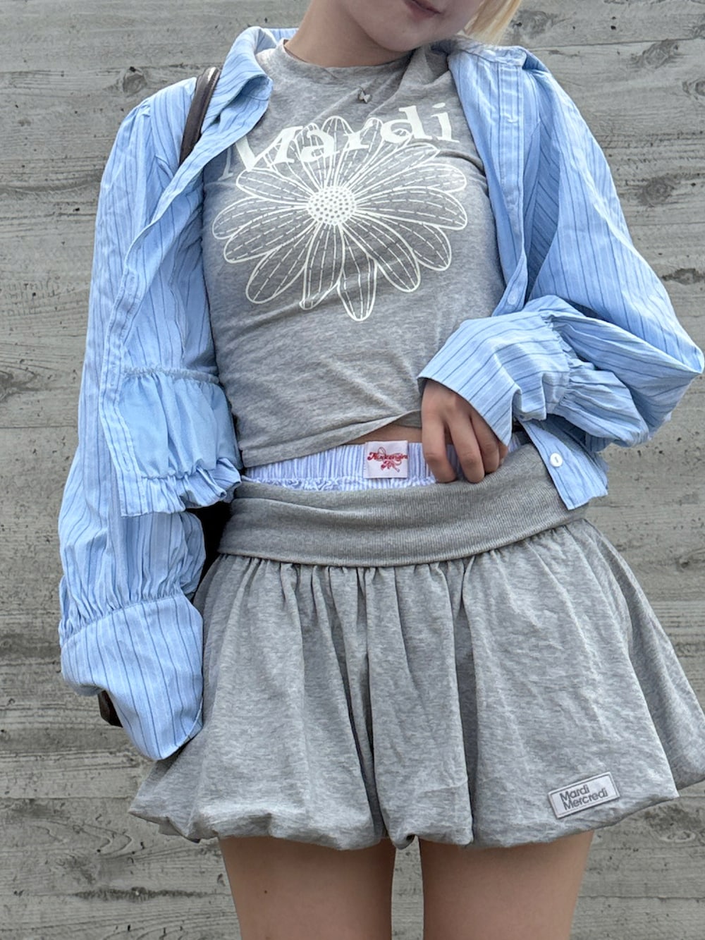 「ガーリー、低身長コーデ、Mardi Mercredi、ロングブーツ、シャツスタイル、ティーシャツ、Tシャツ、ロゴT、ミニスカート、スカート、ブーツ、低身長、今日のコーデ、大人カジュアルコーデ、大人かわいい」|「Instagramやってます!のアイテム(その他、ホワイト系)」を使った、カフェ店長aoiさん(レディース・147cm)の夏コーディネートの3枚目の写真