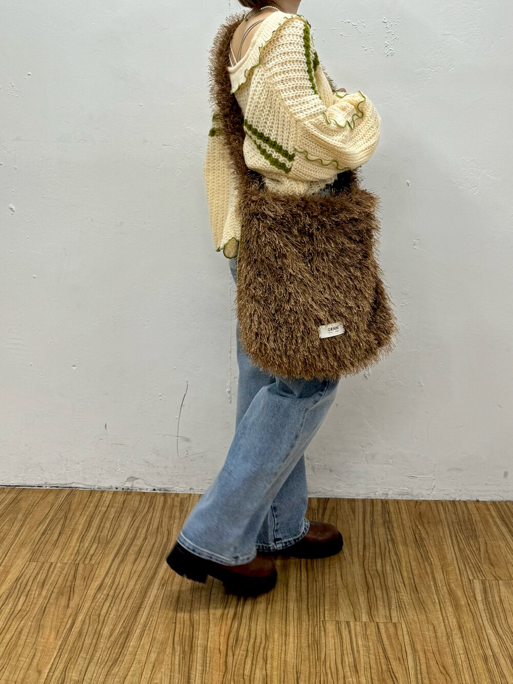 「デニムパンツ、デニム、ニット、カーキ、大人女子、秋先取りコーデ、デニムコーデ、ショルダーバッグ、低身長コーデ、低身長、ブーツ、韓国ファッション、通勤コーデ、厚底シューズ、秋っぽコーデ更新中」｜「Instagramやってます！のアイテム（その他、ホワイト系）」を使った、カフェ店長aoiさん（骨格ウェーブ・レディース・147cm）の秋コーディネートの4枚目の写真