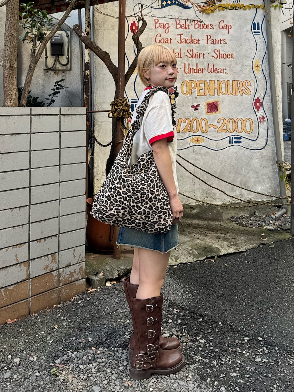 「大人カジュアル、ブーツ、デニム、スカート、Tシャツ、カジュアル、カジュアルコーデ、ブーツスタイル、低身長、低身長コーデ、カジュアルガーリー、レオパード、今日のコーデ、デニムコーデ、春服」｜「CIAOPANICのギャザーショルダーバック（トートバッグ、イエロー系）」を使った、カフェ店長aoiさん（レディース・147cm）の春コーディネートの3枚目の写真