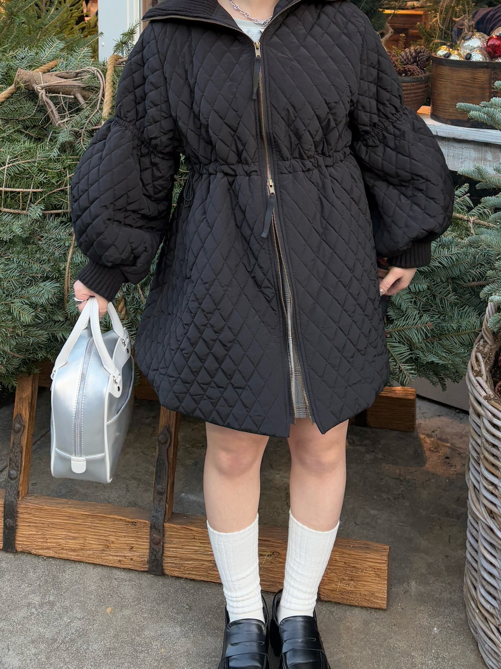 「冬コーデ、マイベストコーデ2024、クリスマスに着たい服、おでかけコーデ、オトナカジュアル、アウター、アウターコーデ、低身長、低身長コーデ、大人女子、キルティング、キルティングジャケット、冬のコーデ、ワンピース、ローファー」|「Instagramやってます!のアイテム(その他、ホワイト系)」を使った、カフェ店長aoiさん(レディース・147cm)の冬コーディネートの5枚目の写真