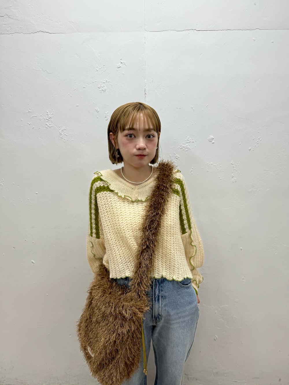「デニムパンツ、デニム、ニット、カーキ、大人女子、秋先取りコーデ、デニムコーデ、ショルダーバッグ、低身長コーデ、低身長、ブーツ、韓国ファッション、通勤コーデ、厚底シューズ、秋っぽコーデ更新中」｜「Instagramやってます！のアイテム（その他、ホワイト系）」を使った、カフェ店長aoiさん（骨格ウェーブ・レディース・147cm）の秋コーディネートの2枚目の写真