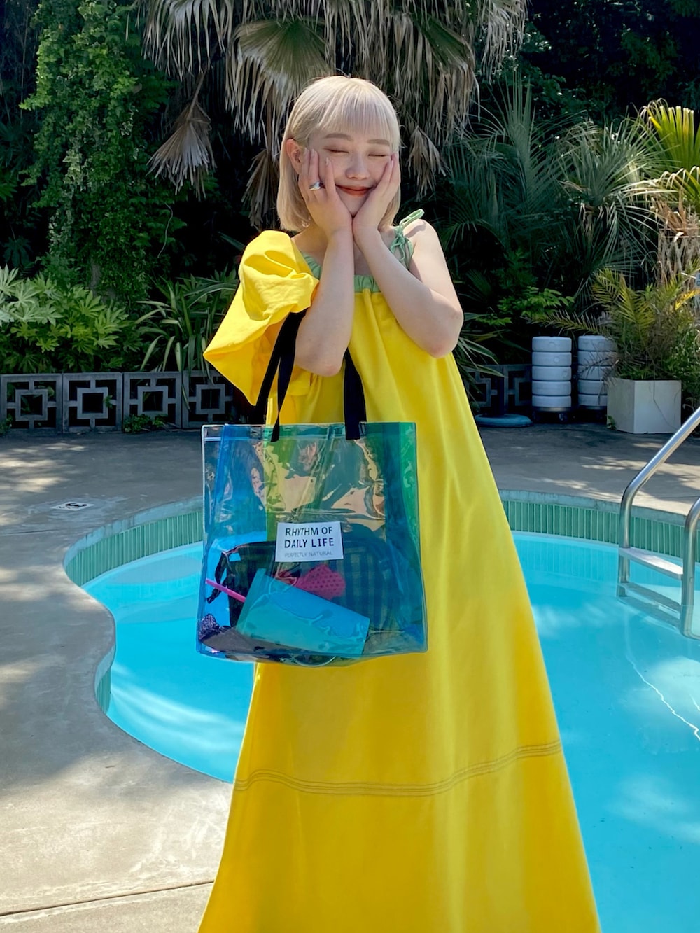 「きれいめカジュアル、ワンピース、海コーデ、プチプラ、カラー×コーデ、おでかけコーデ、お出かけコーデ、アウトドアスタイル、シンプルコーデ、初秋コーデ、低身長、低身長コーデ、今日のコーデ、ワンピーススタイル、イエロー」｜「Instagramやってます！のアイテム（その他、ホワイト系）」を使った、カフェ店長aoiさん（骨格ウェーブ・レディース・147cm）の秋コーディネートの4枚目の写真