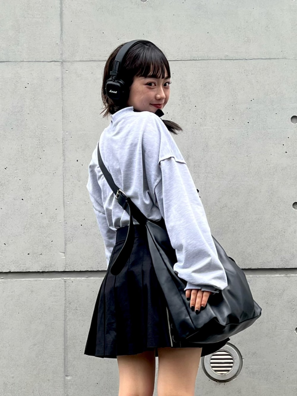 「春のNewスタイル、ミニスカート、休日スタイル、低身長、低身長コーデ、ルーズソックス、大人カジュアル、スニーカー、アウトドアスタイル、スウェット、リボン、ショルダーバッグ、ストリート、スポーツミックス、韓国ファッション」｜「Instagramやってます！のアイテム（その他、ホワイト系）」を使った、カフェ店長aoiさん（骨格ウェーブ・レディース・147cm）の春コーディネートの3枚目の写真