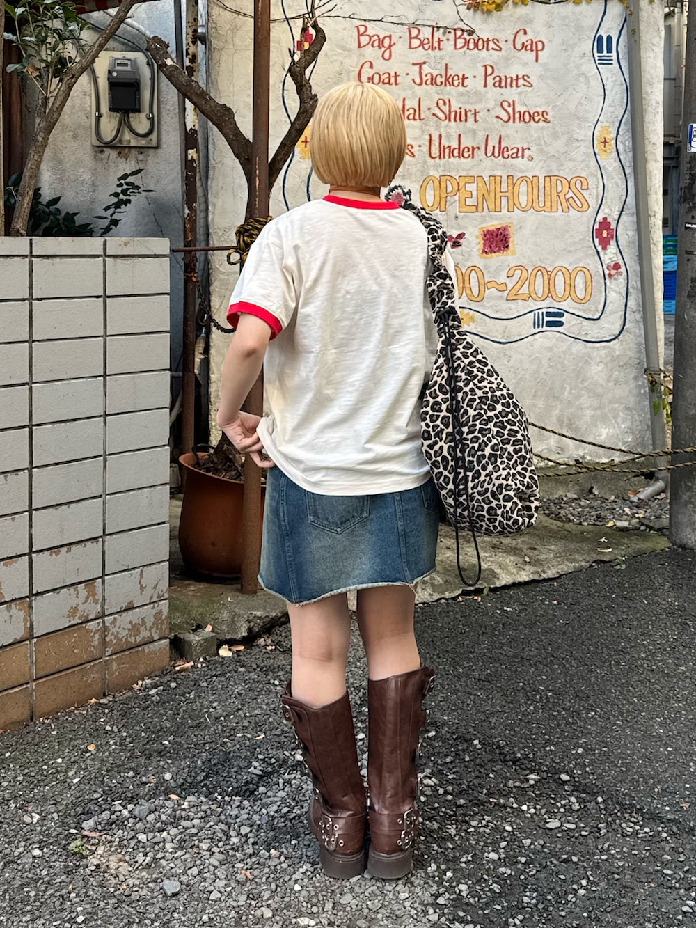 「大人カジュアル、ブーツ、デニム、スカート、Tシャツ、カジュアル、カジュアルコーデ、ブーツスタイル、低身長、低身長コーデ、カジュアルガーリー、レオパード、今日のコーデ、デニムコーデ、春服」｜「CIAOPANICのギャザーショルダーバック（トートバッグ、イエロー系）」を使った、カフェ店長aoiさん（レディース・147cm）の春コーディネートの4枚目の写真