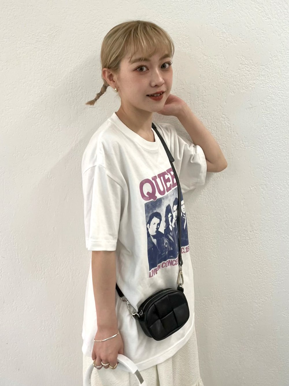 「アツいコーデ全部見せ、今日のコスメと服、プチプラ、モノトーン、ロングスカート、ロゴT、マーメイドスカート、厚底シューズ、ショルダーバッグ、秋先取りコーデ、ミニバッグ、低身長コーデ、バンドT、Tシャツ、WEARyouthコーデ」｜「Instagramやってます！のアイテム（その他、ホワイト系）」を使った、カフェ店長aoiさん（骨格ウェーブ・レディース・147cm）の夏コーディネートの2枚目の写真