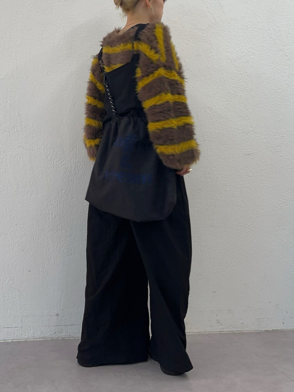 「重ね着ベストシーズン、カーディガン、WEARyouthコーデ、ハロウィン、お出かけコーデ、サロペット、きれいめカジュアル、ニット、ビッグシルエット、厚底シューズ、プチプラ、大人カジュアル、低身長コーデ、オールインワン、ファッションを楽しもう」｜「Instagramやってます！のアイテム（その他、ホワイト系）」を使った、カフェ店長aoiさん（骨格ウェーブ・レディース・147cm）の秋コーディネートの5枚目の写真