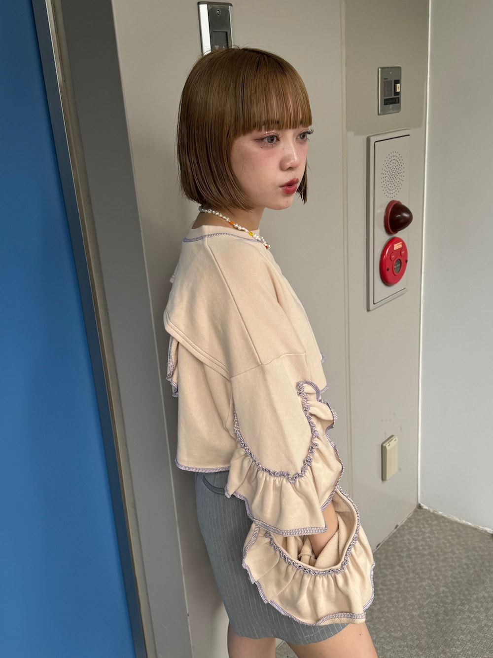「ストライプ、スウェット、秋コーデ、アウトドアスタイル、おでかけコーデ、大人かわいい、パステルカラー、大人ファッション、低身長、低身長コーデ、初秋コーデ、骨格ウェーブ、モノトーンコーデ、秋服コーデ、オトナカジュアル」｜「HELLO.SANFRANCISCOの【HELLO.SANFRANCISCO/ハローサンフランシスコ】カットアウトフリルトップス（スウェット、グレー系）」を使った、カフェ店長aoiさん（骨格ウェーブ・レディース・147cm）の秋コーディネートの2枚目の写真