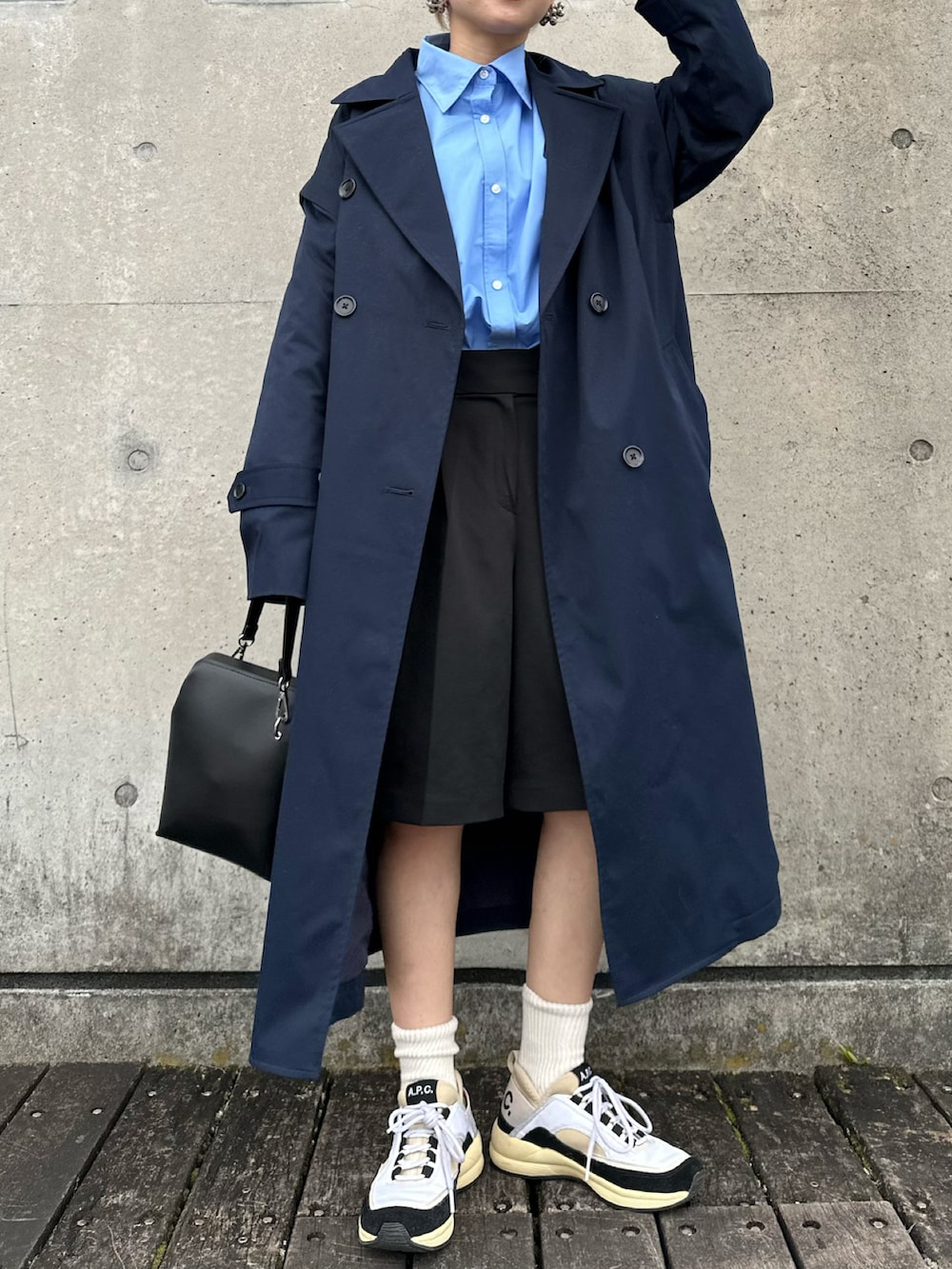 ブルー系のシャツ/ブラウス、ブラック系のバッグ、ホワイト系のスニーカーを着用したレディースの冬コーディネートの3枚目の写真