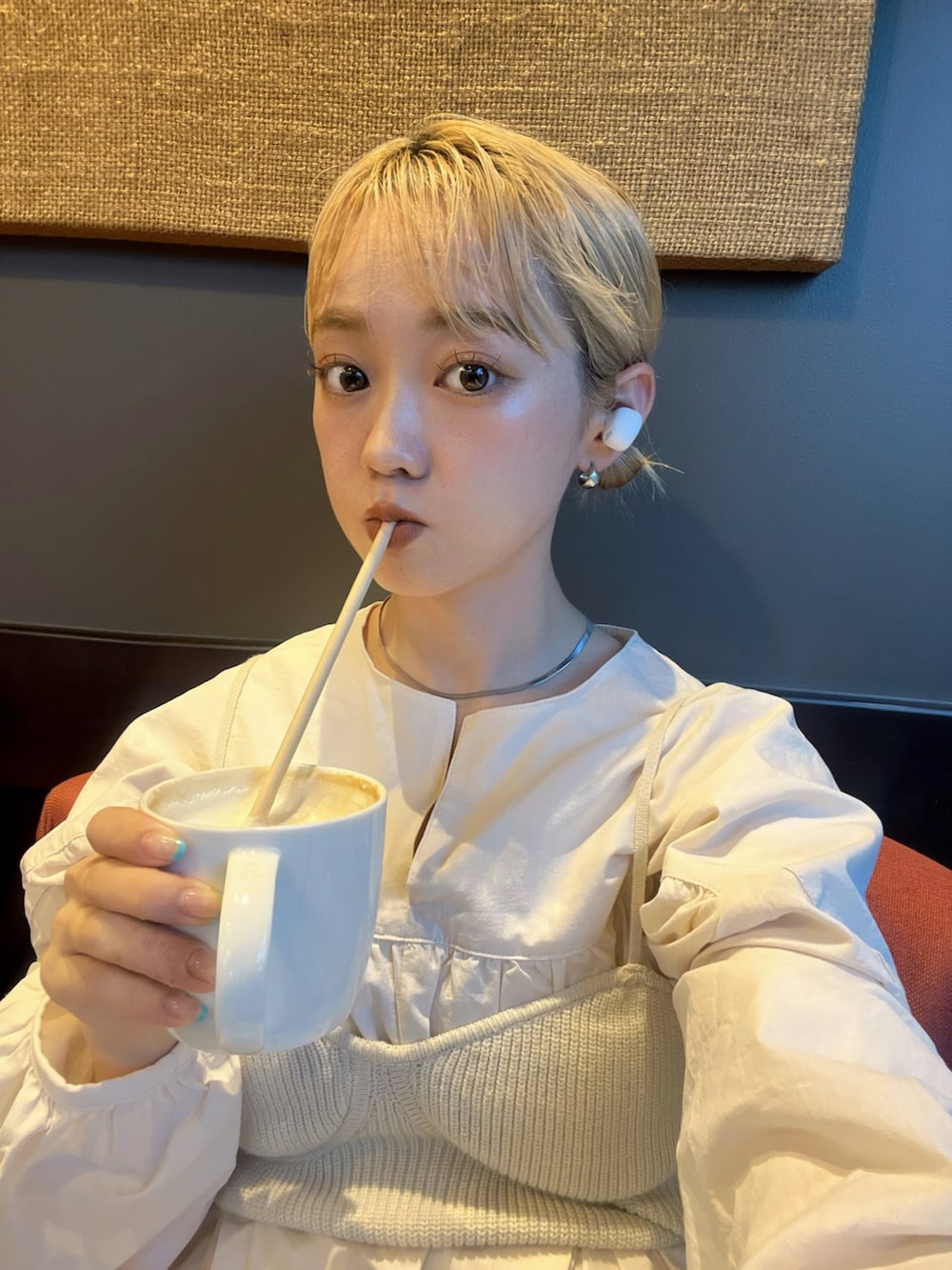 「アツいコーデ全部見せ、お出かけコーデ、ホワイトコーデ、淡色コーデ、ビスチェ、プチプラ、秋先取りコーデ、WEARyouthコーデ、サンダル、レイヤードスタイル、ショルダーバッグ、ホワイト、低身長、ブラウス、パンツスタイル」｜「lawgyのショルダーバッグ（ショルダーバッグ、ホワイト系）」を使った、カフェ店長aoiさん（骨格ウェーブ・レディース・147cm）の夏コーディネートの5枚目の写真