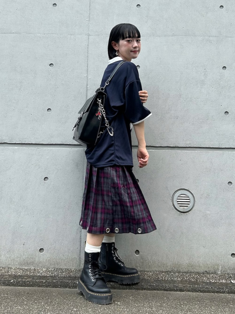 「低身長女子、骨格ウェーブ、低身長コーデ、アツいコーデ全部見せ、秋服準備はじめました、お出かけコーデ、ロゴT、ナンバーTシャツ、厚底シューズ、チェック、チェックスカート、厚底ブーツ、ブーツ、スカート、Tシャツ」｜「Instagramやってます！のアイテム（その他、ホワイト系）」を使った、カフェ店長aoiさん（骨格ウェーブ・レディース・147cm）の夏コーディネートの4枚目の写真