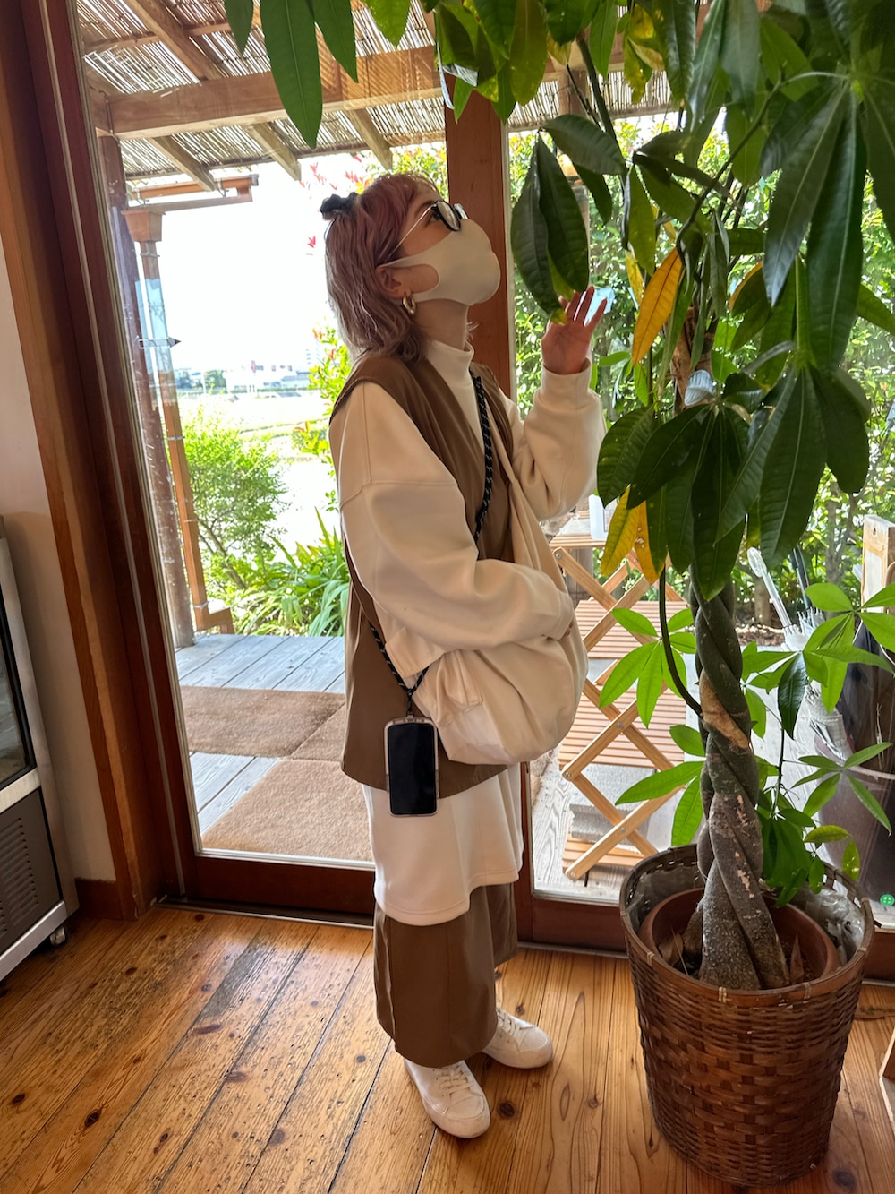 「レイヤードスタイル、きれいめカジュアル、マーメイドスカート、秋冬コーデ、ビッグシルエット、ニットワンピース、プチプラ、GU、UNIQLO、淡色コーデ、低身長、低身長コーデ、くすみカラー、ゆるコーデ、スカートスタイル」｜「UNIQLOのアイテム（ショルダーバッグ、ベージュ系）」を使った、カフェ店長aoiさん（骨格ウェーブ・レディース・147cm）の秋コーディネートの3枚目の写真