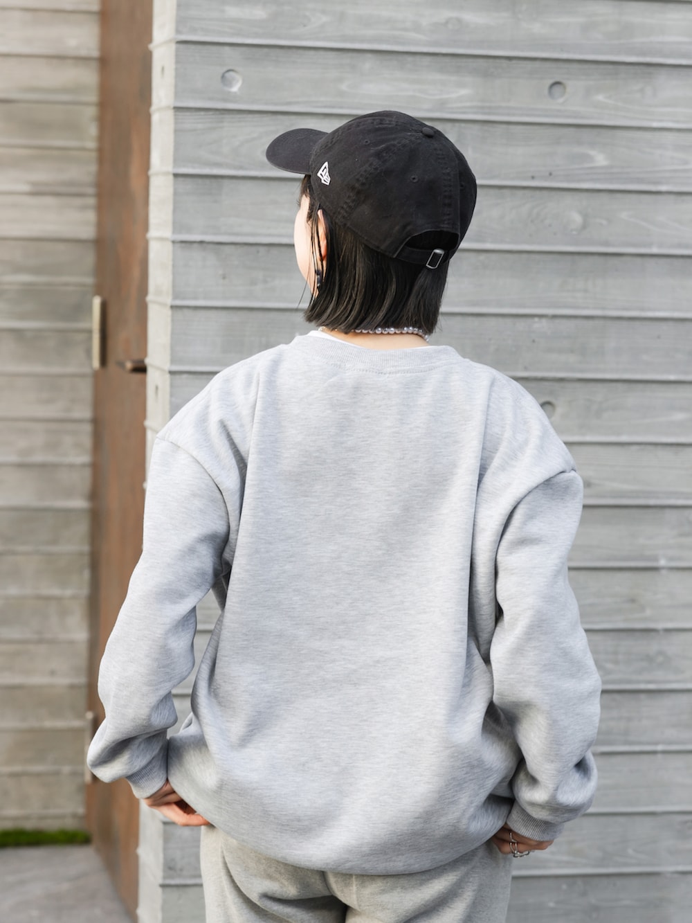 「スウェットパンツ、低身長コーデ、ラフコーデ、スポーツミックス、春コーデ、ロゴスウェット、プチプラ、ストリート、春服、春服みてみて、セットアップ、スニーカー、レイヤードスタイル、お出かけコーデ、シンプルコーデ」｜「Instagramやってます！のアイテム（その他、ホワイト系）」を使った、カフェ店長aoiさん（骨格ウェーブ・レディース・147cm）の春コーディネートの4枚目の写真