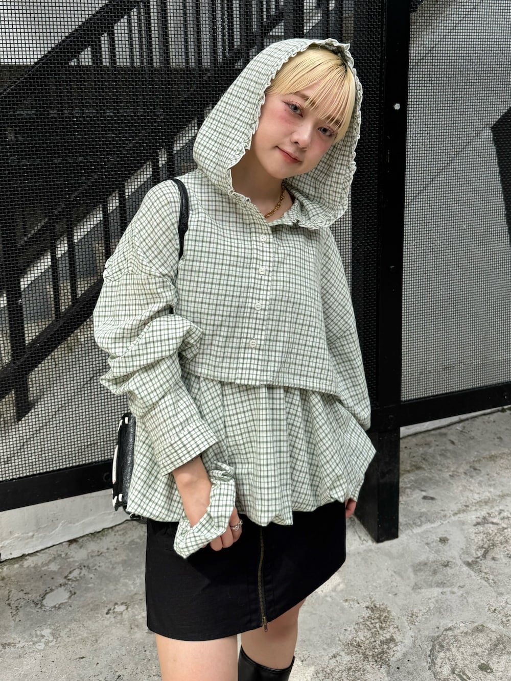 「チェック、ショルダーバッグ、ミニスカート、厚底シューズ、秋服準備はじめました、ブーツ、ロングブーツ、低身長、低身長コーデ、低身長女子、秋服、オトナカワイイ、大人コーデ、きれいめカジュアル、秋色」｜「CIAOPANICの3点SETシャツボレロフーディー（シャツ/ブラウス、グリーン系）」を使った、カフェ店長aoiさん（レディース・147cm）の秋コーディネートの2枚目の写真