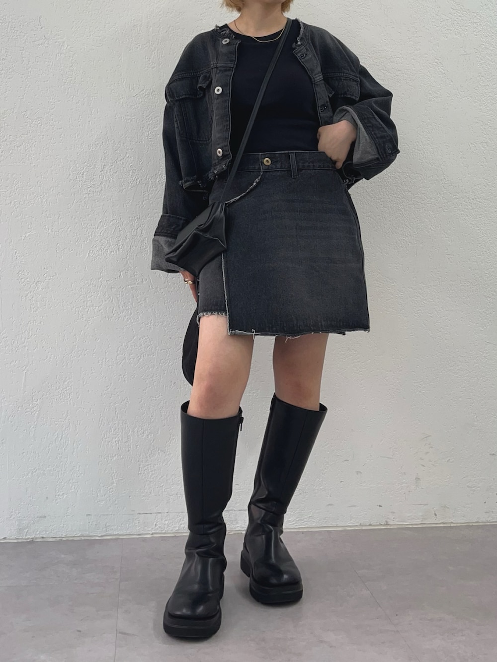 「デニム、きれいめカジュアル、重ね着ベストシーズン、キャップ、WEARyouthコーデ、セットアップ、ブーツ、ミニバッグ、ショルダーバッグ、モノトーン、厚底シューズ、お出かけコーデ、低身長コーデ、デニムジャケット、ファッションを楽しもう」|「Instagramやってます!のアイテム(その他、ホワイト系)」を使った、カフェ店長aoiさん(骨格ウェーブ・レディース・147cm)の秋コーディネートの2枚目の写真
