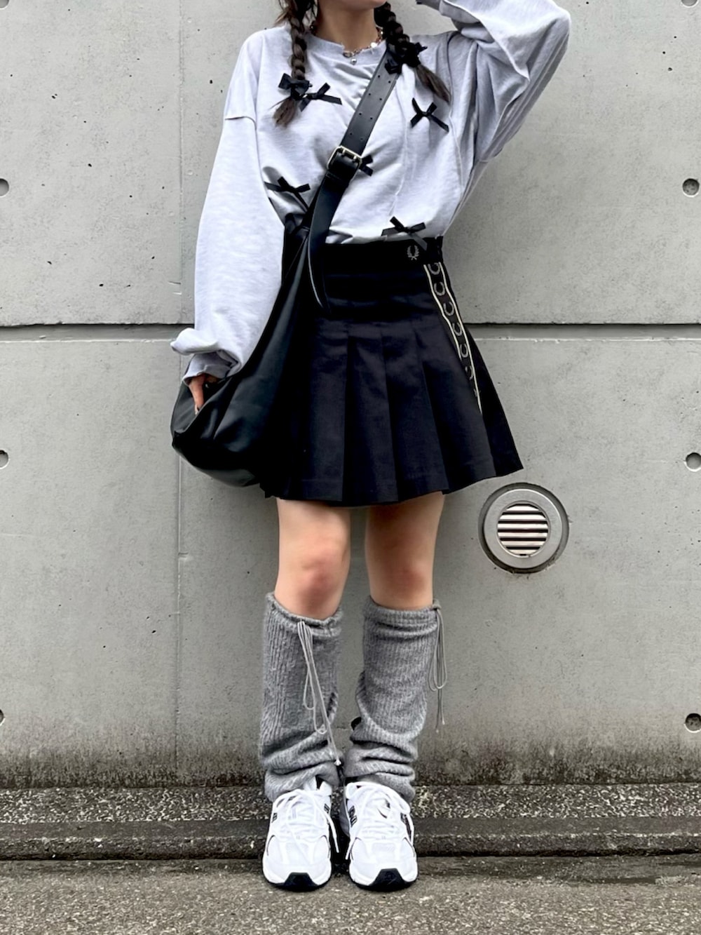 「春のNewスタイル、ミニスカート、休日スタイル、低身長、低身長コーデ、ルーズソックス、大人カジュアル、スニーカー、アウトドアスタイル、スウェット、リボン、ショルダーバッグ、ストリート、スポーツミックス、韓国ファッション」｜「Instagramやってます！のアイテム（その他、ホワイト系）」を使った、カフェ店長aoiさん（骨格ウェーブ・レディース・147cm）の春コーディネートの5枚目の写真