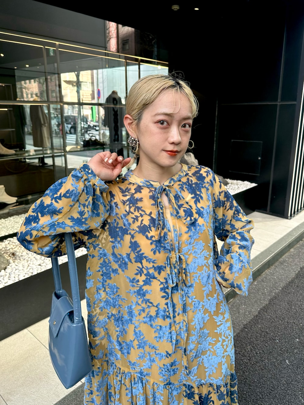 「お出かけコーデ日記、厚底シューズ、オケージョン、オケージョンスタイル、春夏コーデ、休日スタイル、プチプラ、韓国ファッション、ワンピース、休日コーデ、夏コーデ、大人かわいい、低身長、低身長コーデ、ビタミンカラー」｜「CIAOPANICのベロアフラワーティアードワンピース/オケージョンワンピ（ドレス、ブルー系）」を使った、カフェ店長aoiさん（骨格ウェーブ・レディース・147cm）の春コーディネートの4枚目の写真