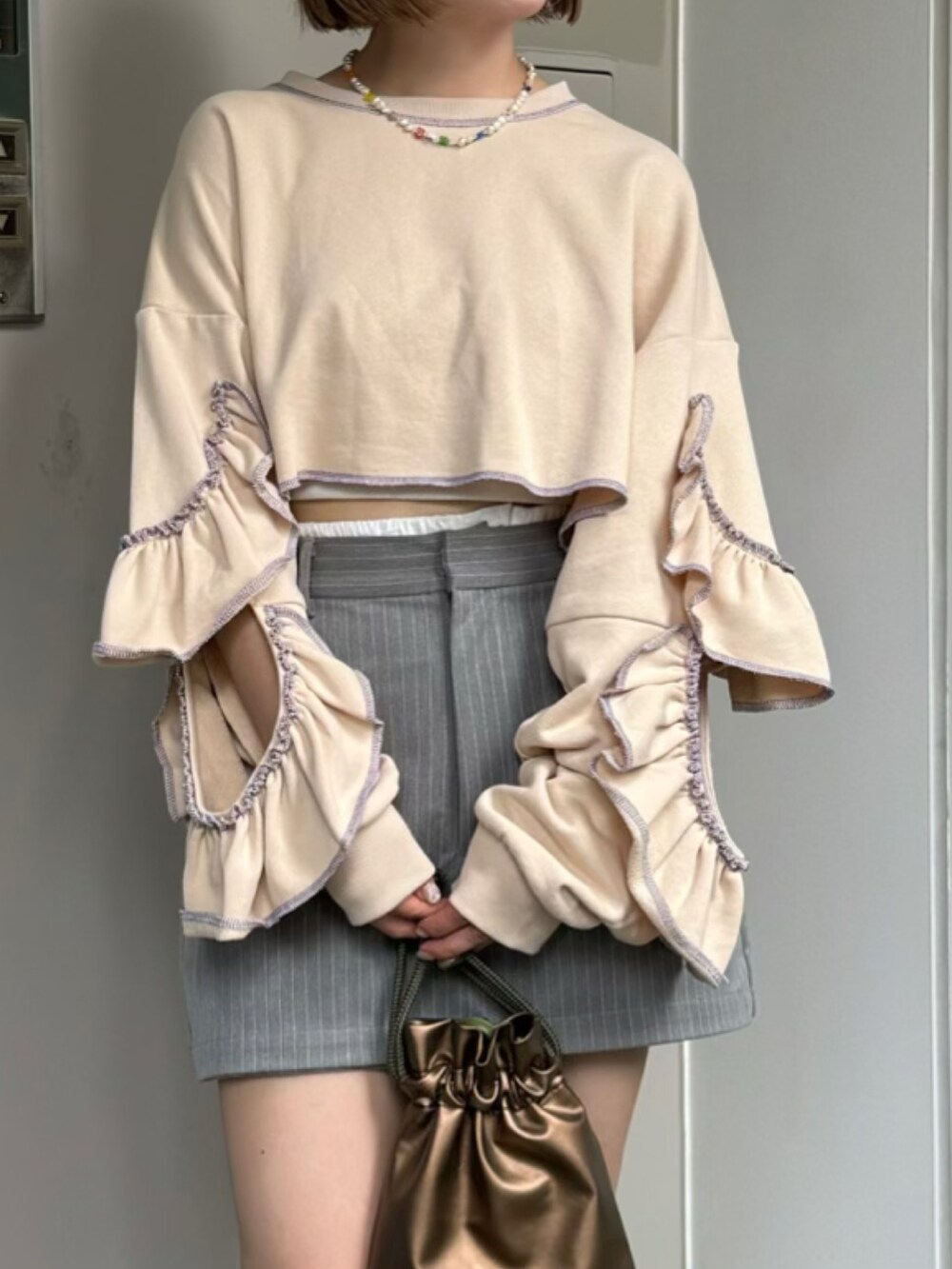 「ストライプ、スウェット、秋コーデ、アウトドアスタイル、おでかけコーデ、大人かわいい、パステルカラー、大人ファッション、低身長、低身長コーデ、初秋コーデ、骨格ウェーブ、モノトーンコーデ、秋服コーデ、オトナカジュアル」｜「HELLO.SANFRANCISCOの【HELLO.SANFRANCISCO/ハローサンフランシスコ】カットアウトフリルトップス（スウェット、グレー系）」を使った、カフェ店長aoiさん（骨格ウェーブ・レディース・147cm）の秋コーディネートの5枚目の写真