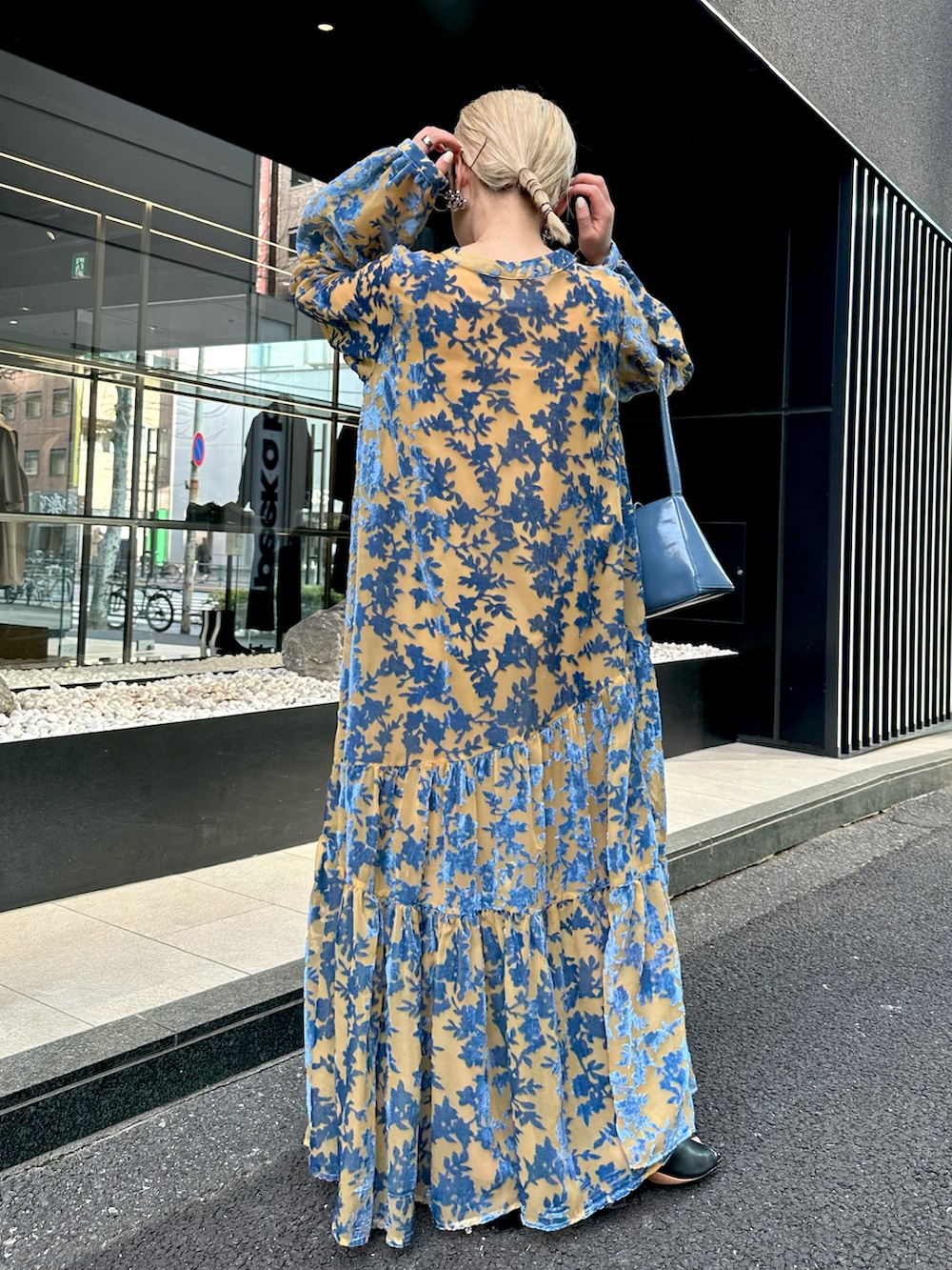 「お出かけコーデ日記、厚底シューズ、オケージョン、オケージョンスタイル、春夏コーデ、休日スタイル、プチプラ、韓国ファッション、ワンピース、休日コーデ、夏コーデ、大人かわいい、低身長、低身長コーデ、ビタミンカラー」｜「CIAOPANICのベロアフラワーティアードワンピース/オケージョンワンピ（ドレス、ブルー系）」を使った、カフェ店長aoiさん（骨格ウェーブ・レディース・147cm）の春コーディネートの5枚目の写真