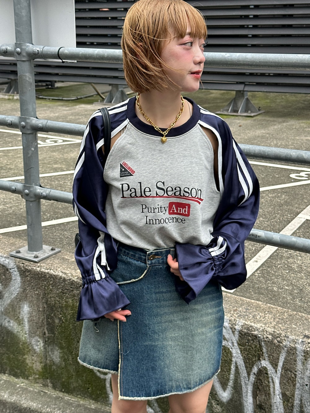 「ブラウン、シャツスタイル、淡色コーデ、秋服準備はじめました、スカート、ブーツ、ハンドバッグ、Tシャツ、デニム、デニムスカート、ロンT、ラグラン、ラグランTシャツ、大人カジュアル、お出かけコーデ」|「Instagramやってます!のアイテム(その他、ホワイト系)」を使った、カフェ店長aoiさん(骨格ウェーブ・レディース・147cm)の秋コーディネートの3枚目の写真