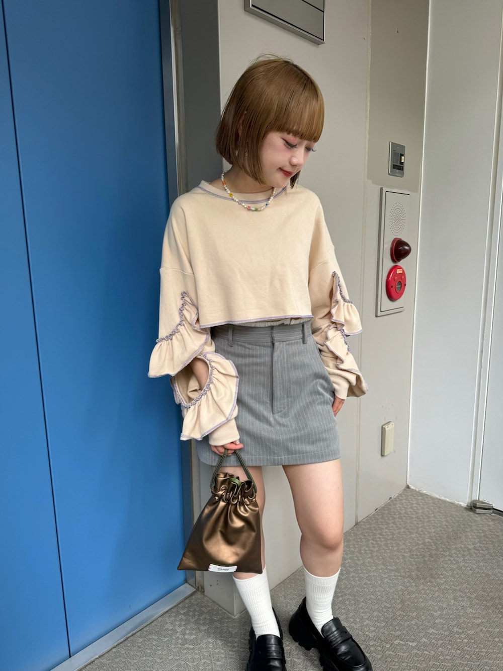 「ストライプ、スウェット、秋コーデ、アウトドアスタイル、おでかけコーデ、大人かわいい、パステルカラー、大人ファッション、低身長、低身長コーデ、初秋コーデ、骨格ウェーブ、モノトーンコーデ、秋服コーデ、オトナカジュアル」｜「HELLO.SANFRANCISCOの【HELLO.SANFRANCISCO/ハローサンフランシスコ】カットアウトフリルトップス（スウェット、グレー系）」を使った、カフェ店長aoiさん（骨格ウェーブ・レディース・147cm）の秋コーディネートの4枚目の写真