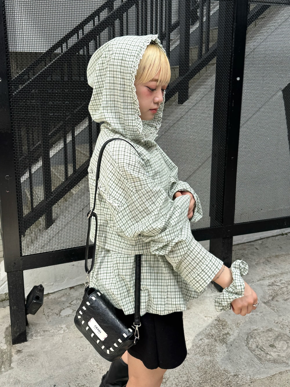 「チェック、ショルダーバッグ、ミニスカート、厚底シューズ、秋服準備はじめました、ブーツ、ロングブーツ、低身長、低身長コーデ、低身長女子、秋服、オトナカワイイ、大人コーデ、きれいめカジュアル、秋色」｜「CIAOPANICの3点SETシャツボレロフーディー（シャツ/ブラウス、グリーン系）」を使った、カフェ店長aoiさん（レディース・147cm）の秋コーディネートの3枚目の写真