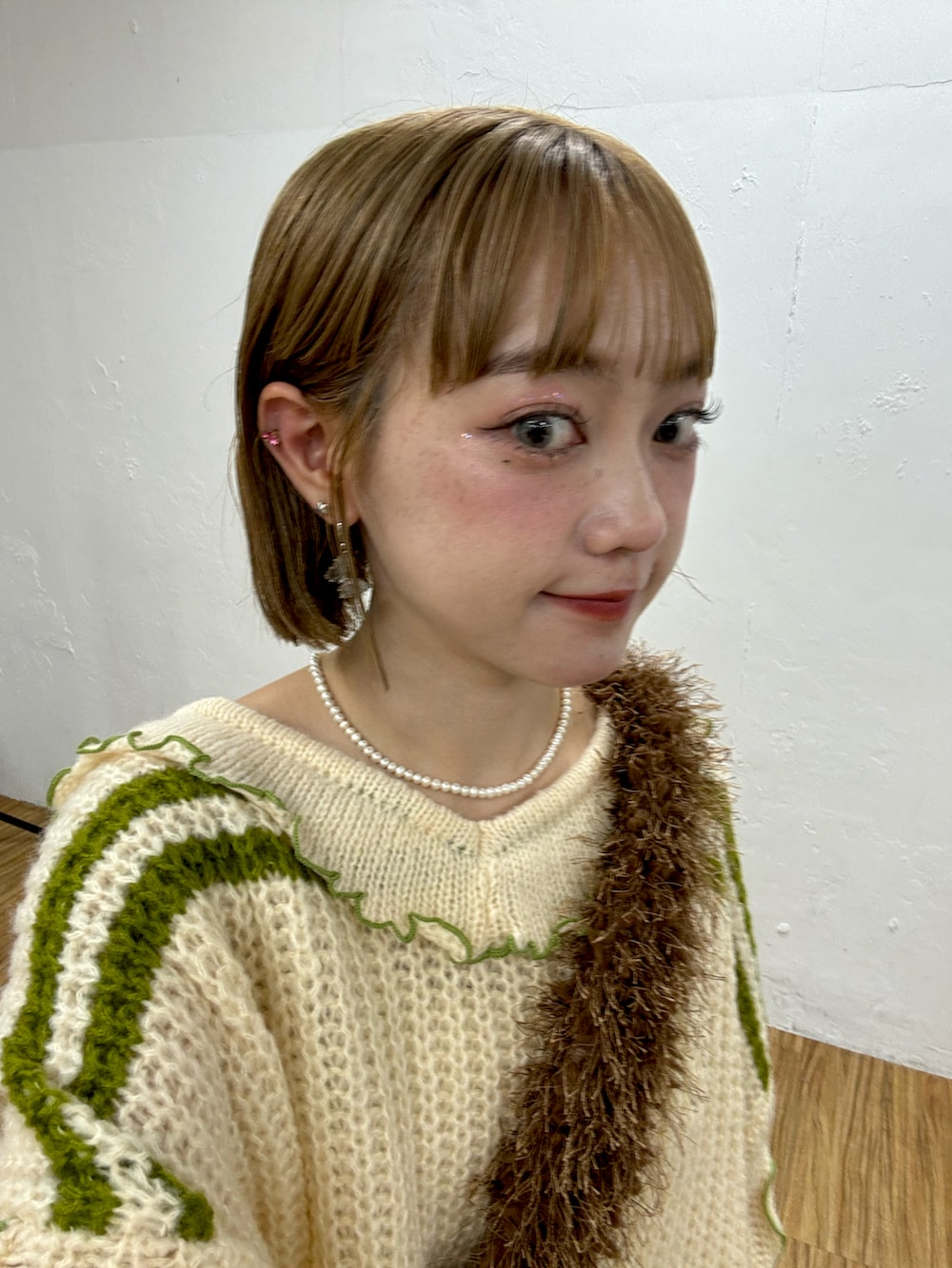 「デニムパンツ、デニム、ニット、カーキ、大人女子、秋先取りコーデ、デニムコーデ、ショルダーバッグ、低身長コーデ、低身長、ブーツ、韓国ファッション、通勤コーデ、厚底シューズ、秋っぽコーデ更新中」｜「Instagramやってます！のアイテム（その他、ホワイト系）」を使った、カフェ店長aoiさん（骨格ウェーブ・レディース・147cm）の秋コーディネートの3枚目の写真