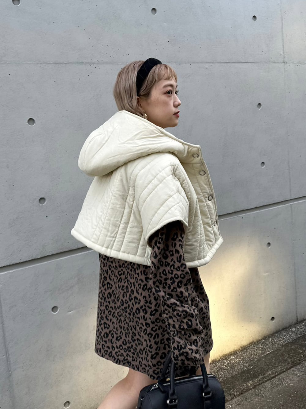 「WEARハロウィン2022、シンプルコーデ、厚底シューズ、キルティング、ダウンベスト、秋冬コーデ、コンバース、レオパード、ベスト、カジュアルコーデ、今日のコーデ、低身長コーデ、低身長、秋、秋服コーデ」｜「Instagramやってます！のアイテム（その他、ホワイト系）」を使った、カフェ店長aoiさん（骨格ウェーブ・レディース・147cm）の秋コーディネートの3枚目の写真