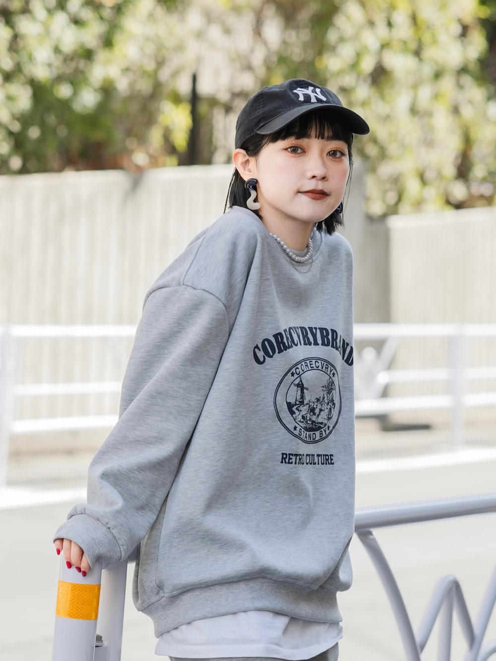 「スウェットパンツ、低身長コーデ、ラフコーデ、スポーツミックス、春コーデ、ロゴスウェット、プチプラ、ストリート、春服、春服みてみて、セットアップ、スニーカー、レイヤードスタイル、お出かけコーデ、シンプルコーデ」｜「Instagramやってます！のアイテム（その他、ホワイト系）」を使った、カフェ店長aoiさん（骨格ウェーブ・レディース・147cm）の春コーディネートの2枚目の写真