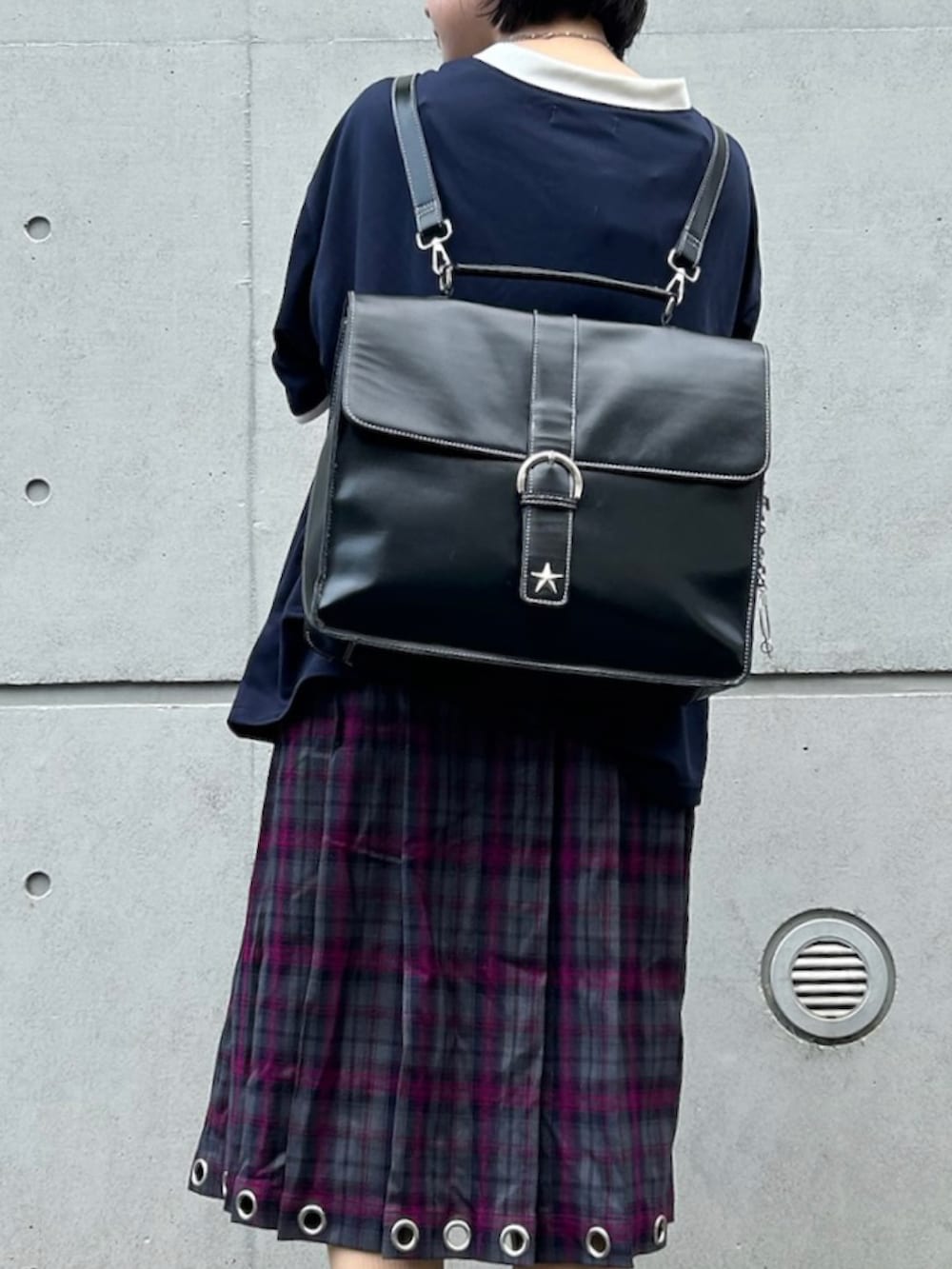 「低身長女子、骨格ウェーブ、低身長コーデ、アツいコーデ全部見せ、秋服準備はじめました、お出かけコーデ、ロゴT、ナンバーTシャツ、厚底シューズ、チェック、チェックスカート、厚底ブーツ、ブーツ、スカート、Tシャツ」｜「Instagramやってます！のアイテム（その他、ホワイト系）」を使った、カフェ店長aoiさん（骨格ウェーブ・レディース・147cm）の夏コーディネートの3枚目の写真