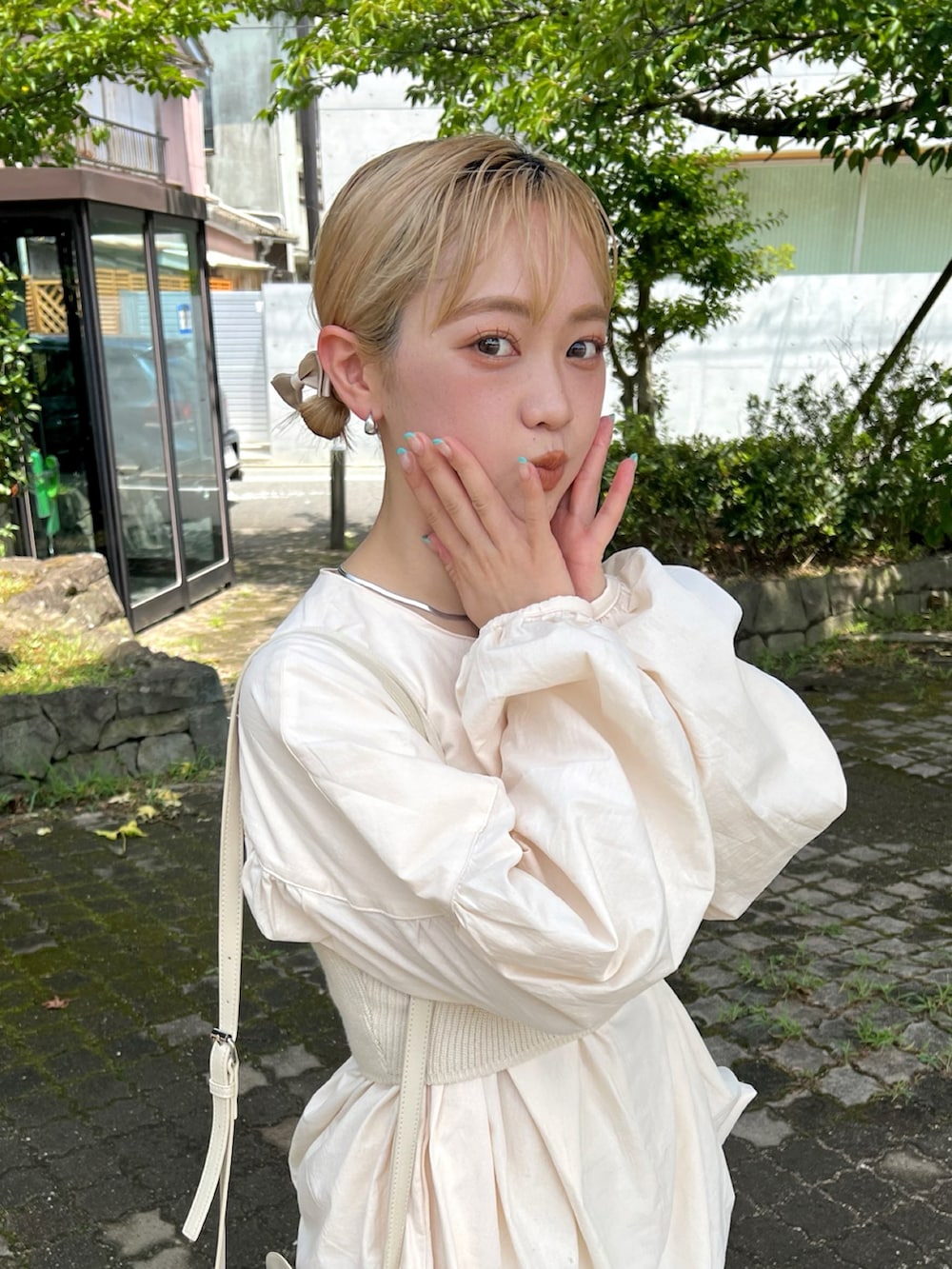 「アツいコーデ全部見せ、お出かけコーデ、ホワイトコーデ、淡色コーデ、ビスチェ、プチプラ、秋先取りコーデ、WEARyouthコーデ、サンダル、レイヤードスタイル、ショルダーバッグ、ホワイト、低身長、ブラウス、パンツスタイル」｜「lawgyのショルダーバッグ（ショルダーバッグ、ホワイト系）」を使った、カフェ店長aoiさん（骨格ウェーブ・レディース・147cm）の夏コーディネートの2枚目の写真