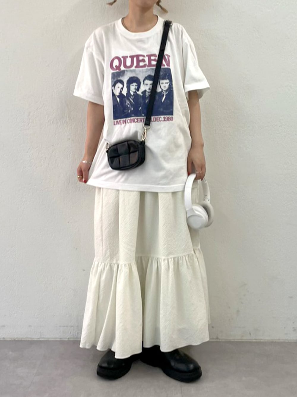 「アツいコーデ全部見せ、今日のコスメと服、プチプラ、モノトーン、ロングスカート、ロゴT、マーメイドスカート、厚底シューズ、ショルダーバッグ、秋先取りコーデ、ミニバッグ、低身長コーデ、バンドT、Tシャツ、WEARyouthコーデ」｜「Instagramやってます！のアイテム（その他、ホワイト系）」を使った、カフェ店長aoiさん（骨格ウェーブ・レディース・147cm）の夏コーディネートの3枚目の写真