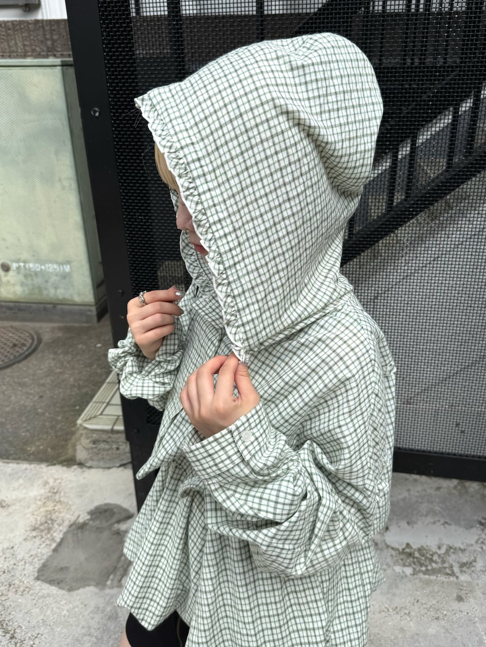 「チェック、ショルダーバッグ、ミニスカート、厚底シューズ、秋服準備はじめました、ブーツ、ロングブーツ、低身長、低身長コーデ、低身長女子、秋服、オトナカワイイ、大人コーデ、きれいめカジュアル、秋色」｜「CIAOPANICの3点SETシャツボレロフーディー（シャツ/ブラウス、グリーン系）」を使った、カフェ店長aoiさん（レディース・147cm）の秋コーディネートの5枚目の写真