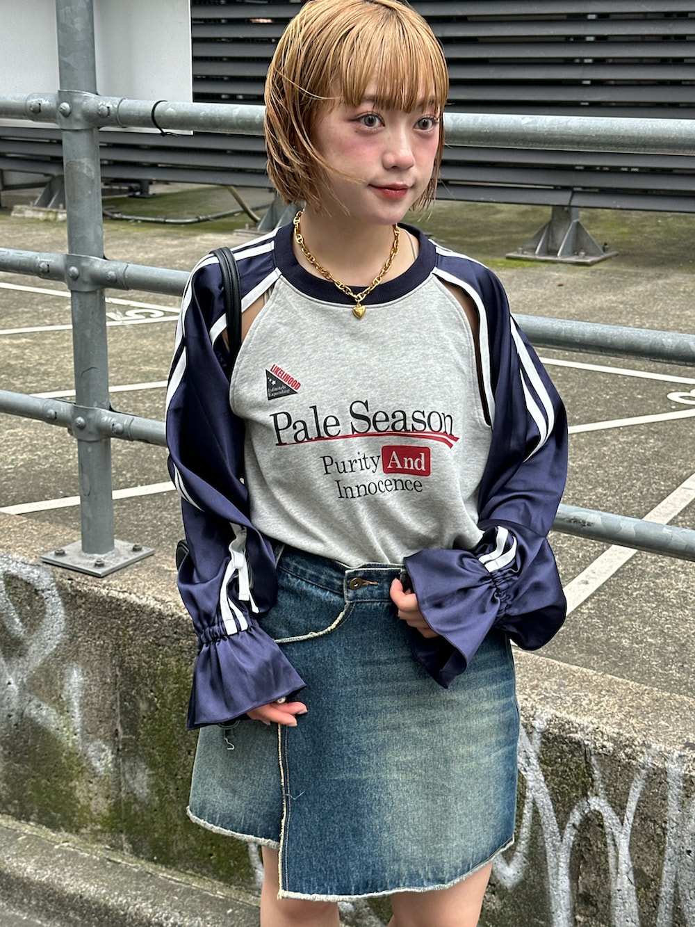 「ブラウン、シャツスタイル、淡色コーデ、秋服準備はじめました、スカート、ブーツ、ハンドバッグ、Tシャツ、デニム、デニムスカート、ロンT、ラグラン、ラグランTシャツ、大人カジュアル、お出かけコーデ」|「Instagramやってます!のアイテム(その他、ホワイト系)」を使った、カフェ店長aoiさん(骨格ウェーブ・レディース・147cm)の秋コーディネートの2枚目の写真