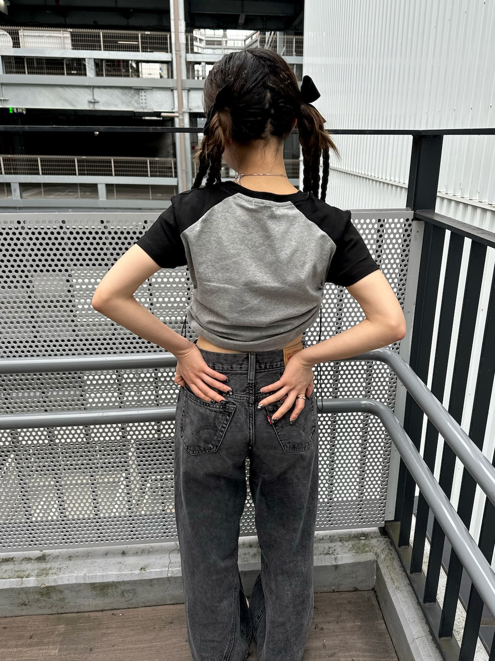 「ロゴT、きれいめカジュアル、雨の日コーデ、ラクチンコーデ、大人ファッション、カジュアルコーデ、ゆるコーデ、リラックススタイル、デニム、デニムパンツ、低身長コーデ、骨格ウェーブ、韓国ファッション、着回しコーデ、ショルダーバッグ」｜「Instagramやってます！のアイテム（その他、ホワイト系）」を使った、カフェ店長aoiさん（骨格ウェーブ・レディース・147cm）の春コーディネートの3枚目の写真