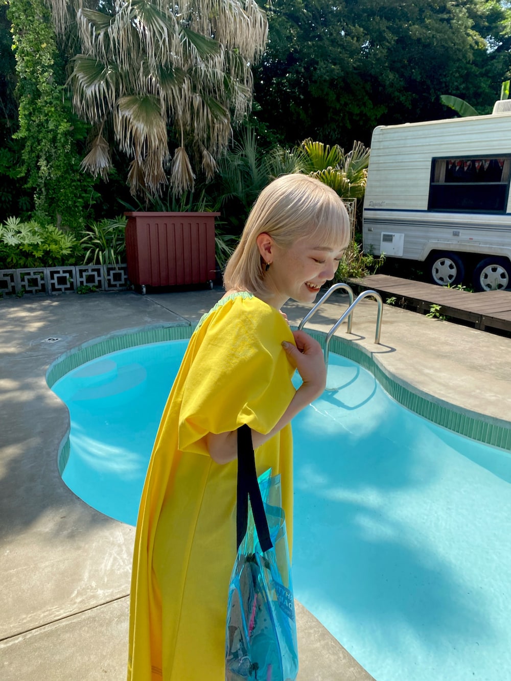 「きれいめカジュアル、ワンピース、海コーデ、プチプラ、カラー×コーデ、おでかけコーデ、お出かけコーデ、アウトドアスタイル、シンプルコーデ、初秋コーデ、低身長、低身長コーデ、今日のコーデ、ワンピーススタイル、イエロー」｜「Instagramやってます！のアイテム（その他、ホワイト系）」を使った、カフェ店長aoiさん（骨格ウェーブ・レディース・147cm）の秋コーディネートの3枚目の写真