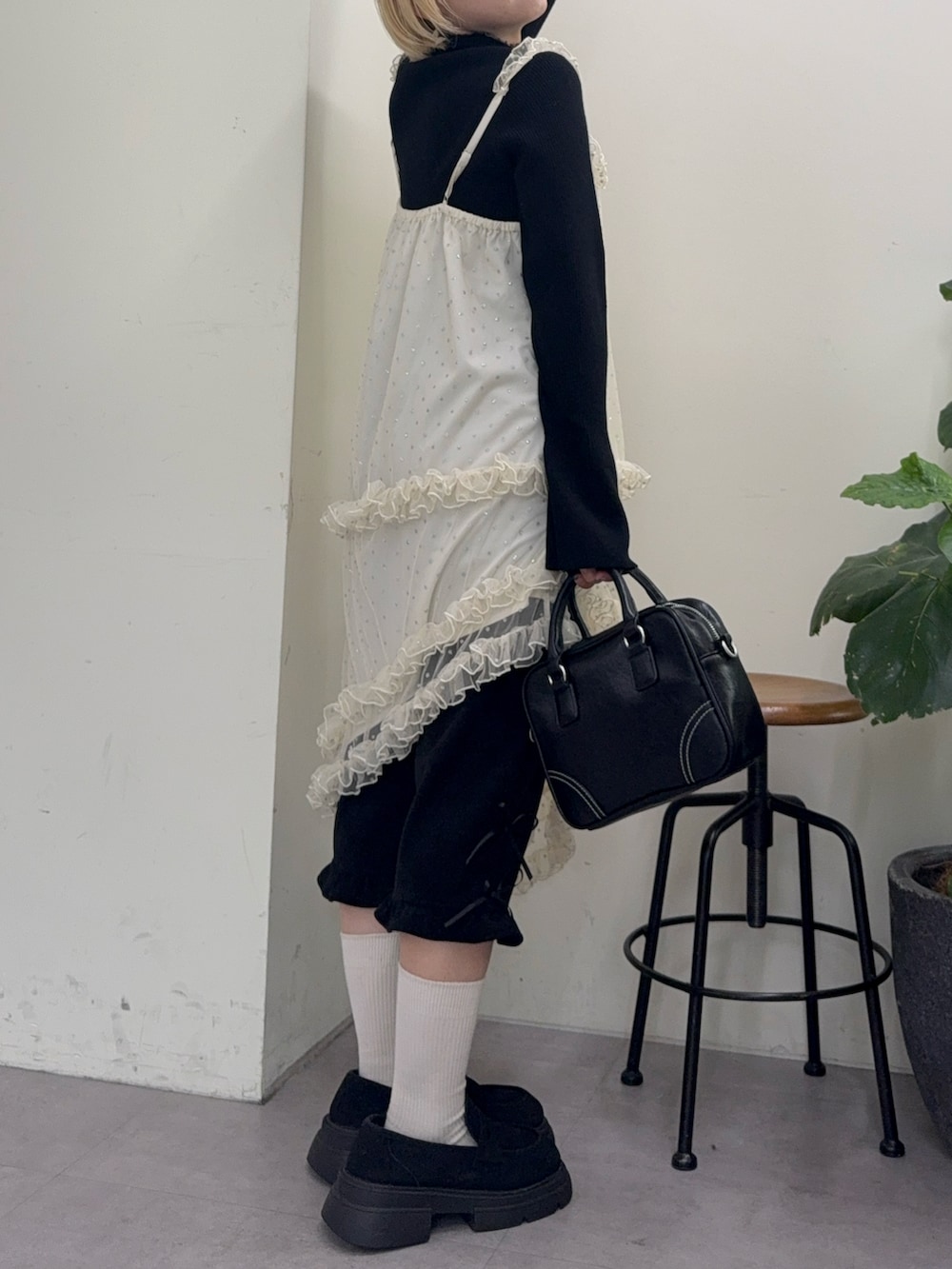 ブラック系のショルダーバッグ、ブラック系のその他シューズ、ブラウン系のその他パンツを着用したレディースの冬コーディネートの3枚目の写真