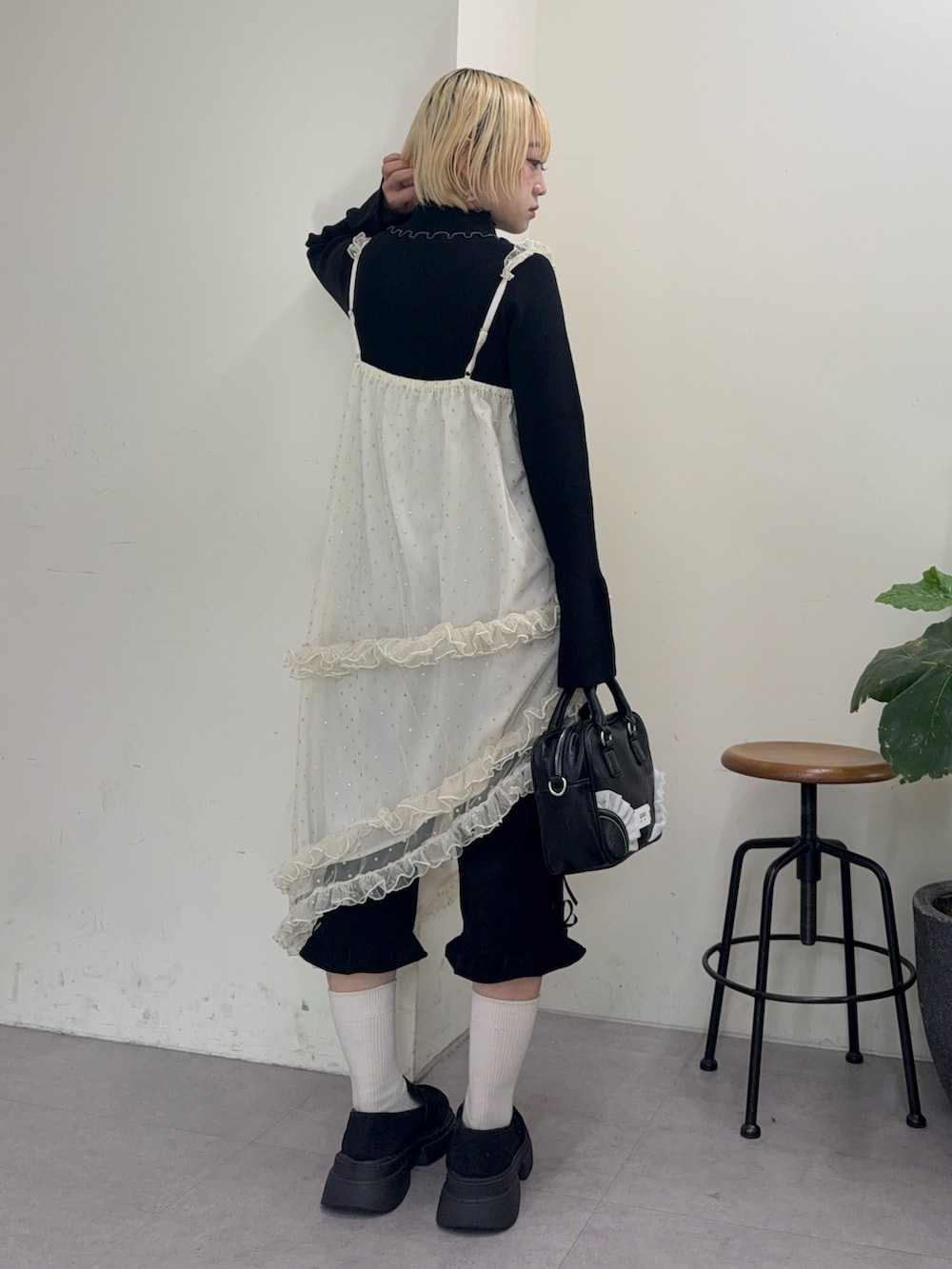 ブラック系のショルダーバッグ、ブラック系のその他シューズ、ブラウン系のその他パンツを着用したレディースの冬コーディネートの2枚目の写真