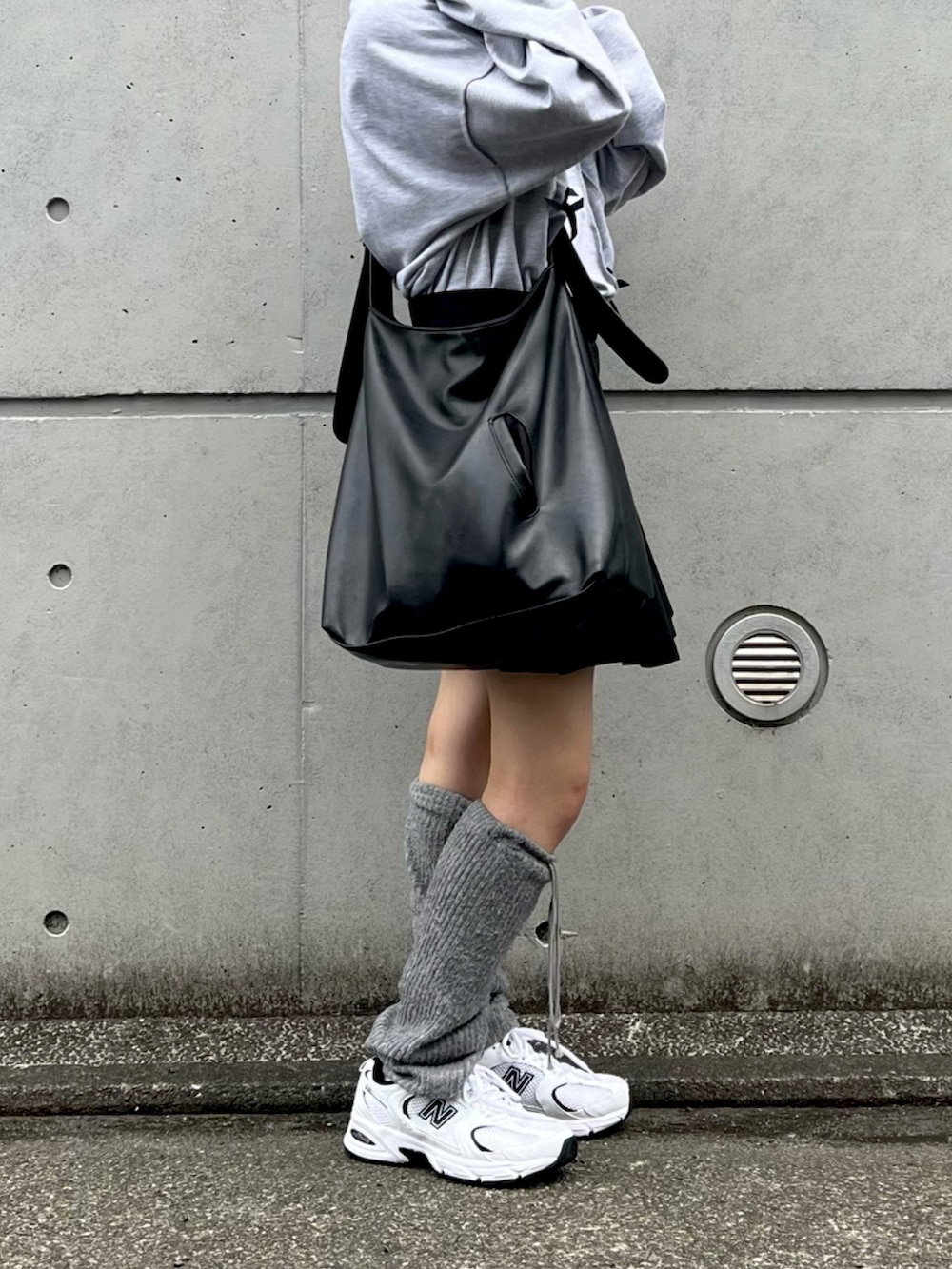 「春のNewスタイル、ミニスカート、休日スタイル、低身長、低身長コーデ、ルーズソックス、大人カジュアル、スニーカー、アウトドアスタイル、スウェット、リボン、ショルダーバッグ、ストリート、スポーツミックス、韓国ファッション」｜「Instagramやってます！のアイテム（その他、ホワイト系）」を使った、カフェ店長aoiさん（骨格ウェーブ・レディース・147cm）の春コーディネートの4枚目の写真