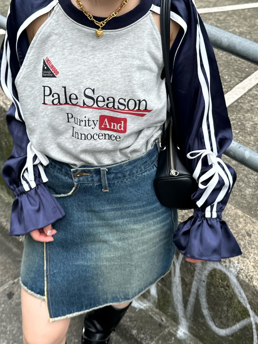 「ブラウン、シャツスタイル、淡色コーデ、秋服準備はじめました、スカート、ブーツ、ハンドバッグ、Tシャツ、デニム、デニムスカート、ロンT、ラグラン、ラグランTシャツ、大人カジュアル、お出かけコーデ」|「Instagramやってます!のアイテム(その他、ホワイト系)」を使った、カフェ店長aoiさん(骨格ウェーブ・レディース・147cm)の秋コーディネートの5枚目の写真