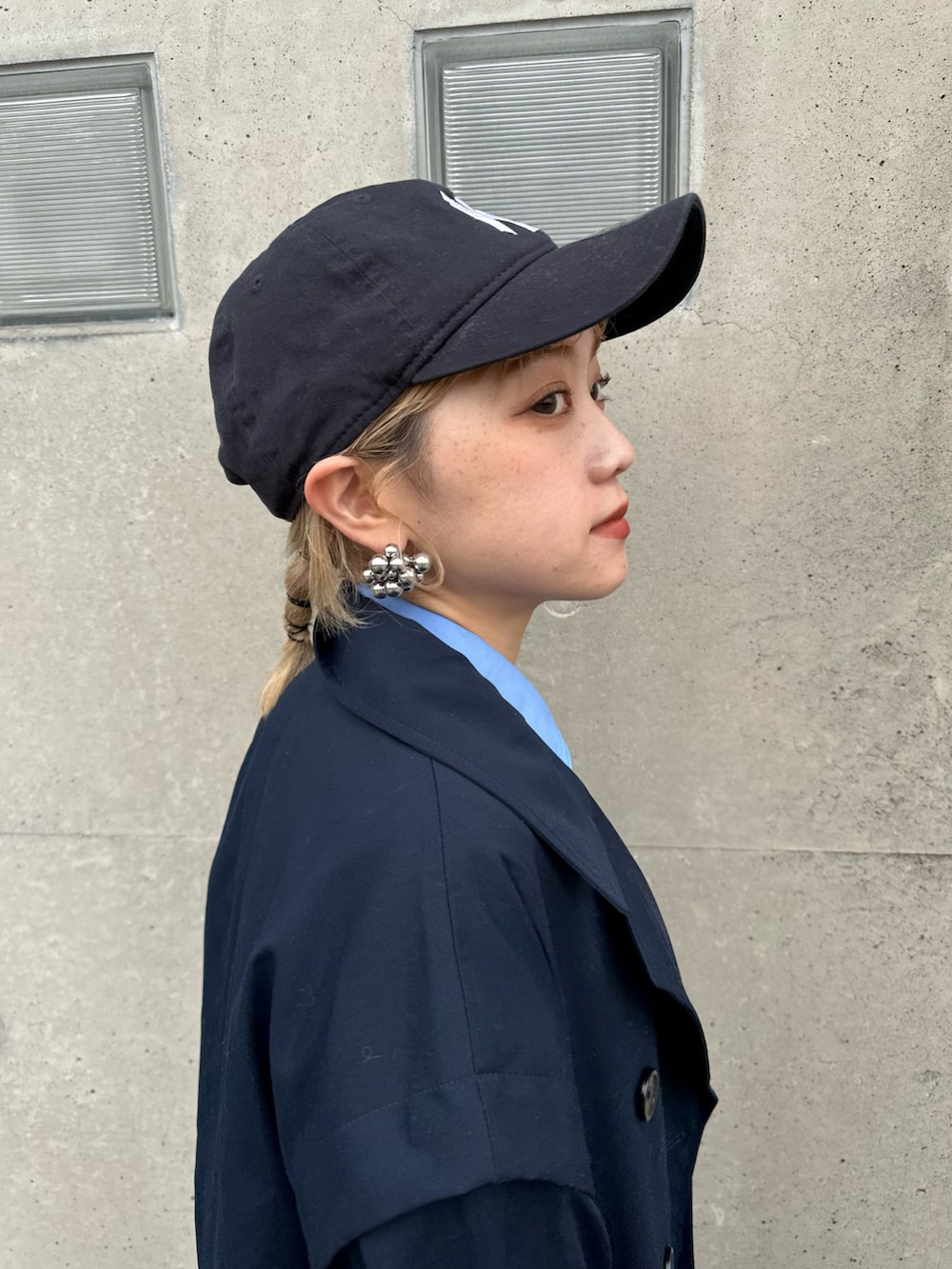 ブルー系のシャツ/ブラウス、ブラック系のバッグ、ホワイト系のスニーカーを着用したレディースの冬コーディネートの2枚目の写真