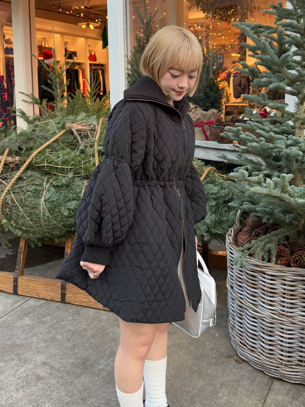 「冬コーデ、マイベストコーデ2024、クリスマスに着たい服、おでかけコーデ、オトナカジュアル、アウター、アウターコーデ、低身長、低身長コーデ、大人女子、キルティング、キルティングジャケット、冬のコーデ、ワンピース、ローファー」|「Instagramやってます!のアイテム(その他、ホワイト系)」を使った、カフェ店長aoiさん(レディース・147cm)の冬コーディネートの3枚目の写真