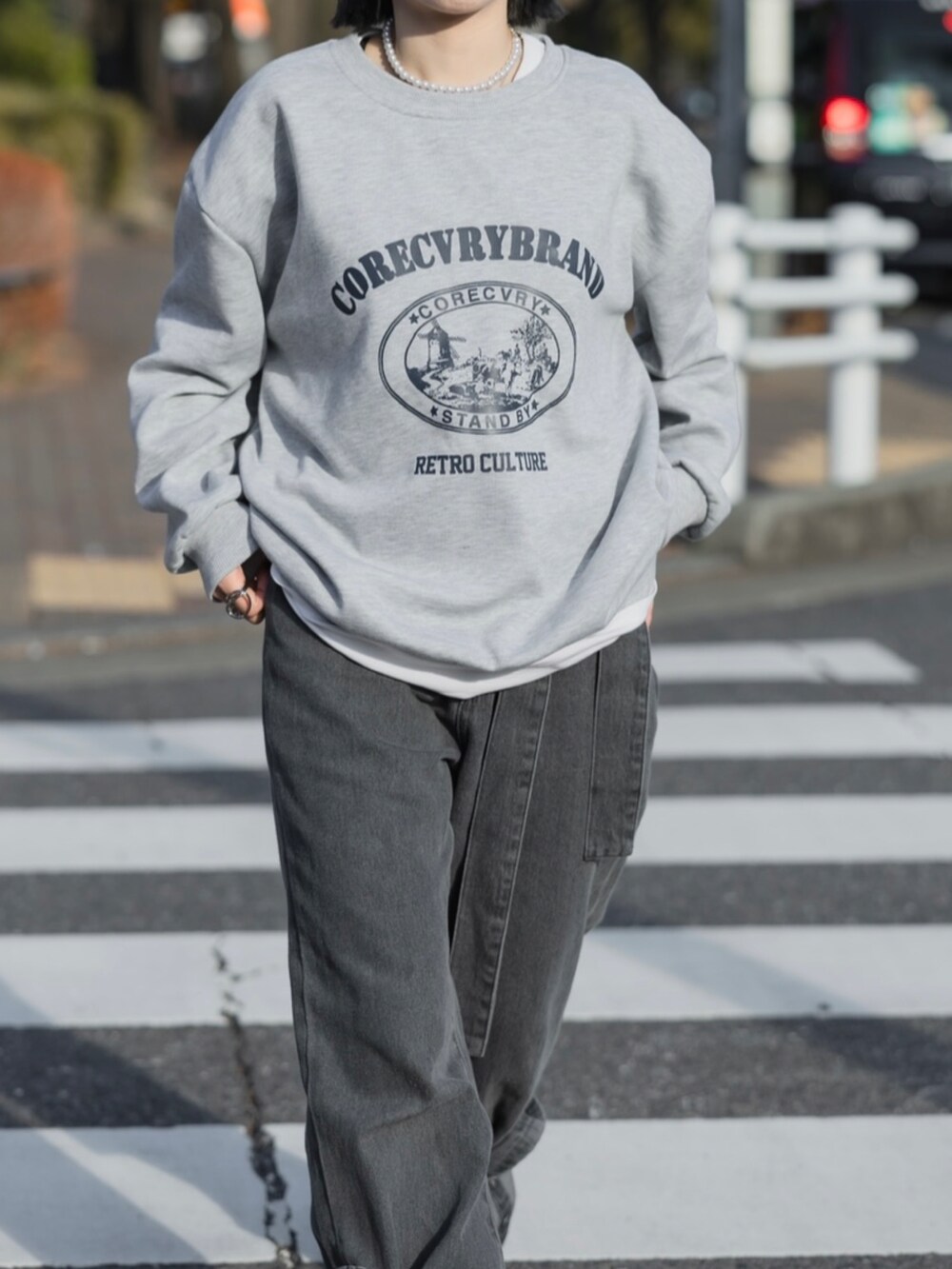 「似合うラボに行こう、今日のコスメと服、デニム、スウェット、休日スタイル、スニーカー、モノトーン、メガネ女子、ストリート、春服みてみて、ロゴスウェット、サングラス、低身長コーデ、デニムパンツ、レイヤードスタイル」｜「Instagramやってます！のアイテム（その他、ホワイト系）」を使った、カフェ店長aoiさん（骨格ウェーブ・レディース・147cm）の冬コーディネートの5枚目の写真