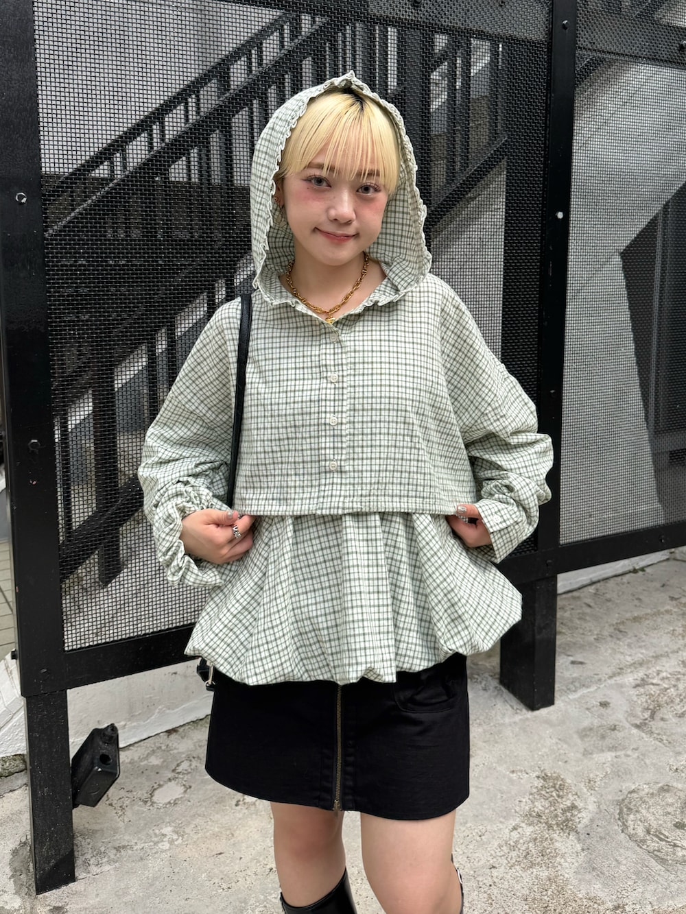 「チェック、ショルダーバッグ、ミニスカート、厚底シューズ、秋服準備はじめました、ブーツ、ロングブーツ、低身長、低身長コーデ、低身長女子、秋服、オトナカワイイ、大人コーデ、きれいめカジュアル、秋色」｜「CIAOPANICの3点SETシャツボレロフーディー（シャツ/ブラウス、グリーン系）」を使った、カフェ店長aoiさん（レディース・147cm）の秋コーディネートの4枚目の写真