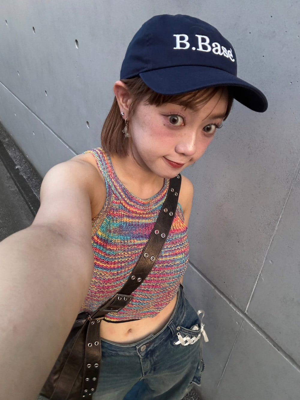 「低身長コーデ、低身長女子、骨格ウェーブ、デニム、お出かけコーデ、キャップ、デニムパンツ、アツいコーデ全部見せ、タンクトップ、ショルダーバッグ、ブーツ、ブーツスタイル、パンツコーデ、夏ファッション、ロゴキャップ」｜「Instagramやってます！のアイテム（その他、ホワイト系）」を使った、カフェ店長aoiさん（骨格ウェーブ・レディース・147cm）の夏コーディネートの2枚目の写真