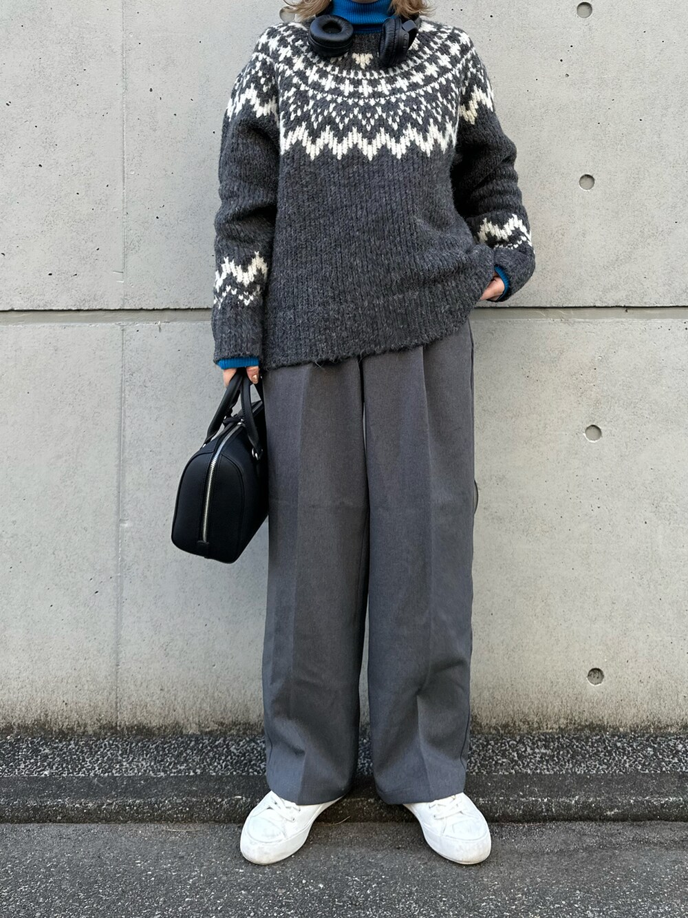 グレー系のニット/セーター、グレー系のパンツ、ブラック系のバッグを着用したレディースの冬コーディネートの3枚目の写真