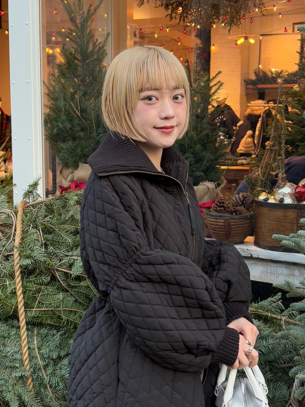 「冬コーデ、マイベストコーデ2024、クリスマスに着たい服、おでかけコーデ、オトナカジュアル、アウター、アウターコーデ、低身長、低身長コーデ、大人女子、キルティング、キルティングジャケット、冬のコーデ、ワンピース、ローファー」|「Instagramやってます!のアイテム(その他、ホワイト系)」を使った、カフェ店長aoiさん(レディース・147cm)の冬コーディネートの2枚目の写真